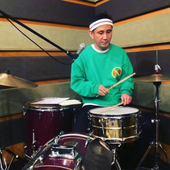 おたこぷーのインスタグラム：「ドラム漫談 今年中に100本アップ #1 新元号発表 今日の今日なのでやらせてもらいます。 #下北沢 #ガードアイランド下北沢ウエスト店 #お笑い芸人  #おたこぷー#福岡 #早良区 #脇山口 #脇山口交差点 #ドラム漫談 #ドラマー #お笑い #新元号 #令和」