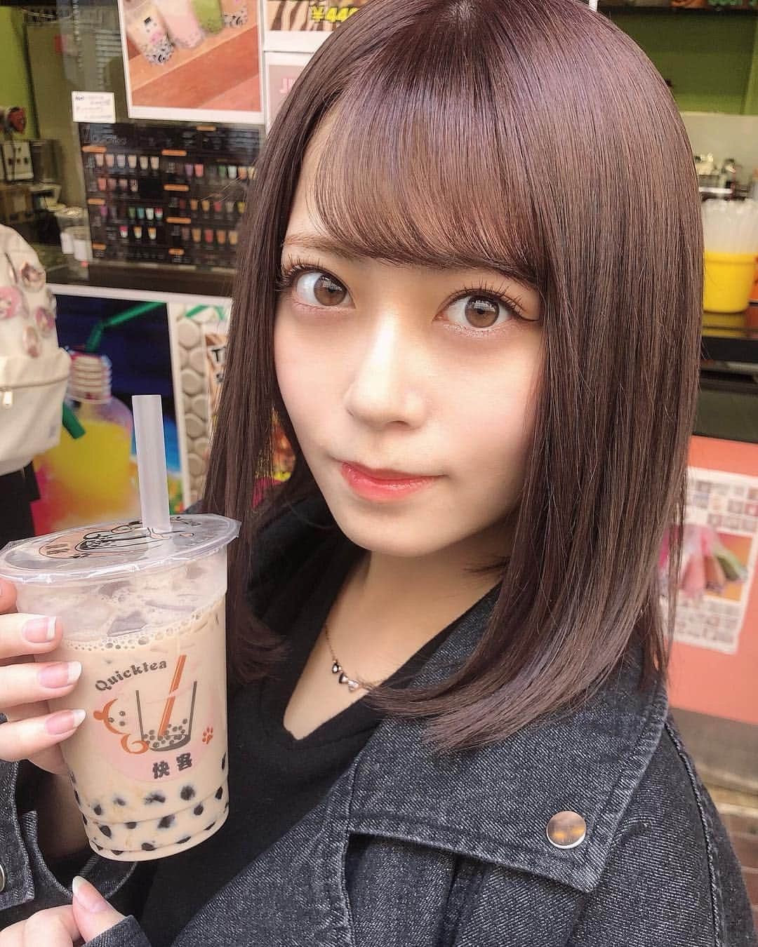 岩花詩乃のインスタグラム：「19歳初タピオカ🥳 夢でチョコレートミルクティーをひたすら飲む夢見て、起きてからずっと飲みたいなぁって思ってた😀笑 * * #福岡#天神#タピオカ」