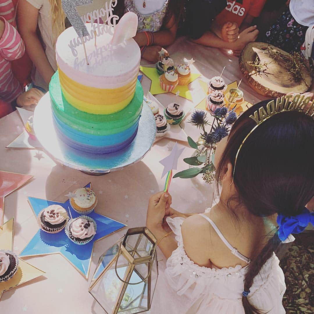 吉川ひなのさんのインスタグラム写真 - (吉川ひなのInstagram)「この🎂、こう見えてorganic vegan cake😆💦🌈」4月1日 15時52分 - hinanoyoshikawa