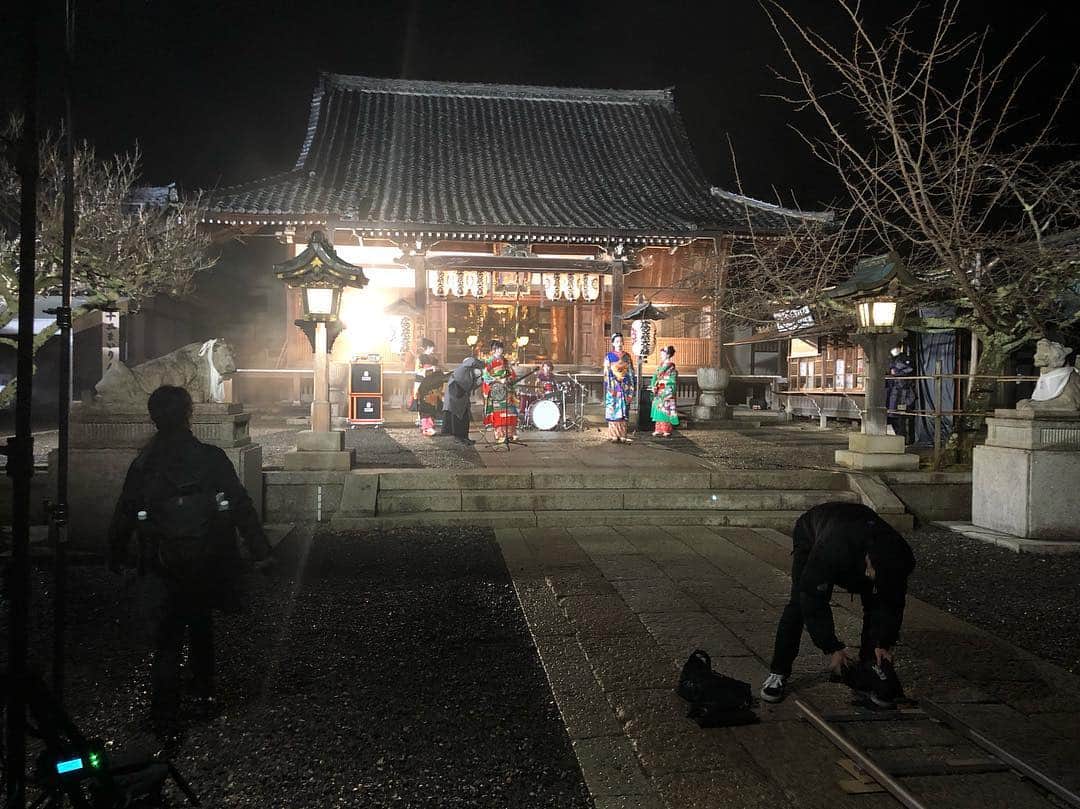 小鳩ミクさんのインスタグラム写真 - (小鳩ミクInstagram)「MV"祇園町" みてくれはりましたかぁ？ぽ 今日の東京も寒いどすけど 神社さんの夜の撮影も なかなか 寒かったんどすえ🕊ぽ。 素敵な演奏シーンを撮らせていただいた #法輪寺 #電電宮さんにも感謝どす🕊 #bandmaiko」4月1日 15時56分 - kobatomiku