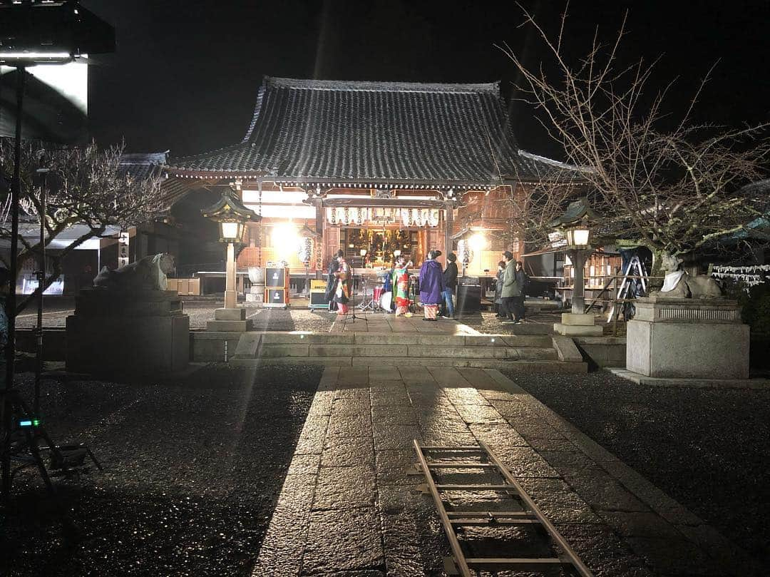 小鳩ミクさんのインスタグラム写真 - (小鳩ミクInstagram)「MV"祇園町" みてくれはりましたかぁ？ぽ 今日の東京も寒いどすけど 神社さんの夜の撮影も なかなか 寒かったんどすえ🕊ぽ。 素敵な演奏シーンを撮らせていただいた #法輪寺 #電電宮さんにも感謝どす🕊 #bandmaiko」4月1日 15時56分 - kobatomiku