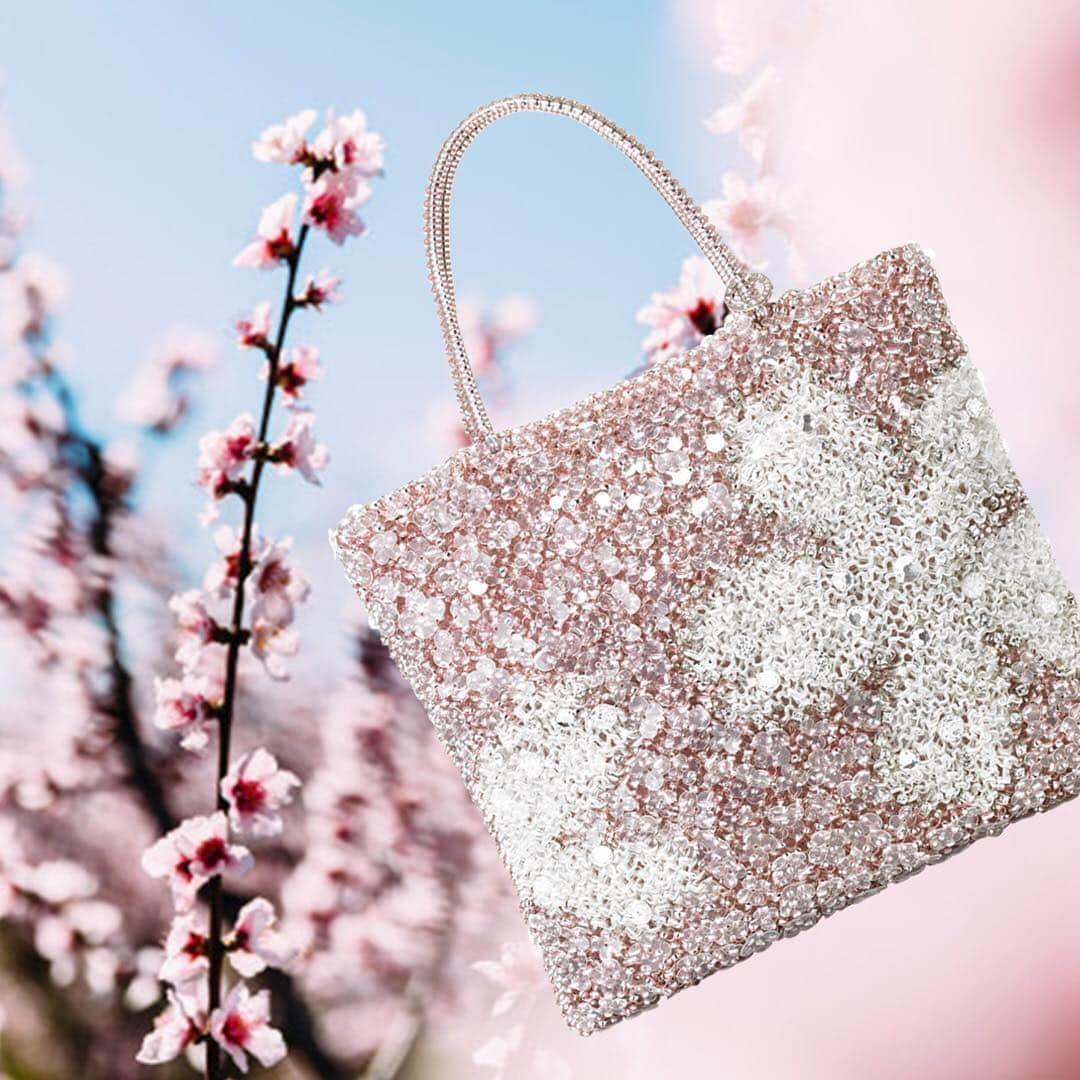 ANTEPRIMAさんのインスタグラム写真 - (ANTEPRIMAInstagram)「Blooming Sakura season with the captivating Motivo Collection 🌸  Crafted with the ANTEPRIMA’s iconic knitting technique, the Sakura pattern is braided boldly on the surface and embellished with refreshing and sparkling rhinestones to add an extra touch of glamour.  #motivo #sakura #cherryblossom #springbag #summerbag #springsummer2019 #wirebag #anteprimawirebag #anteprima #itbag #milanese #fashion #style #baglover #bagholic #italian #instafashion #instabags #アンテプリマ #ワイヤーバッグ #가방 #ミラコレ #ミラノ #ミラノコレクション2019 #패션 #스타일 #여자가방 #여름가방 #さくら #桜」4月1日 16時11分 - anteprimaofficial