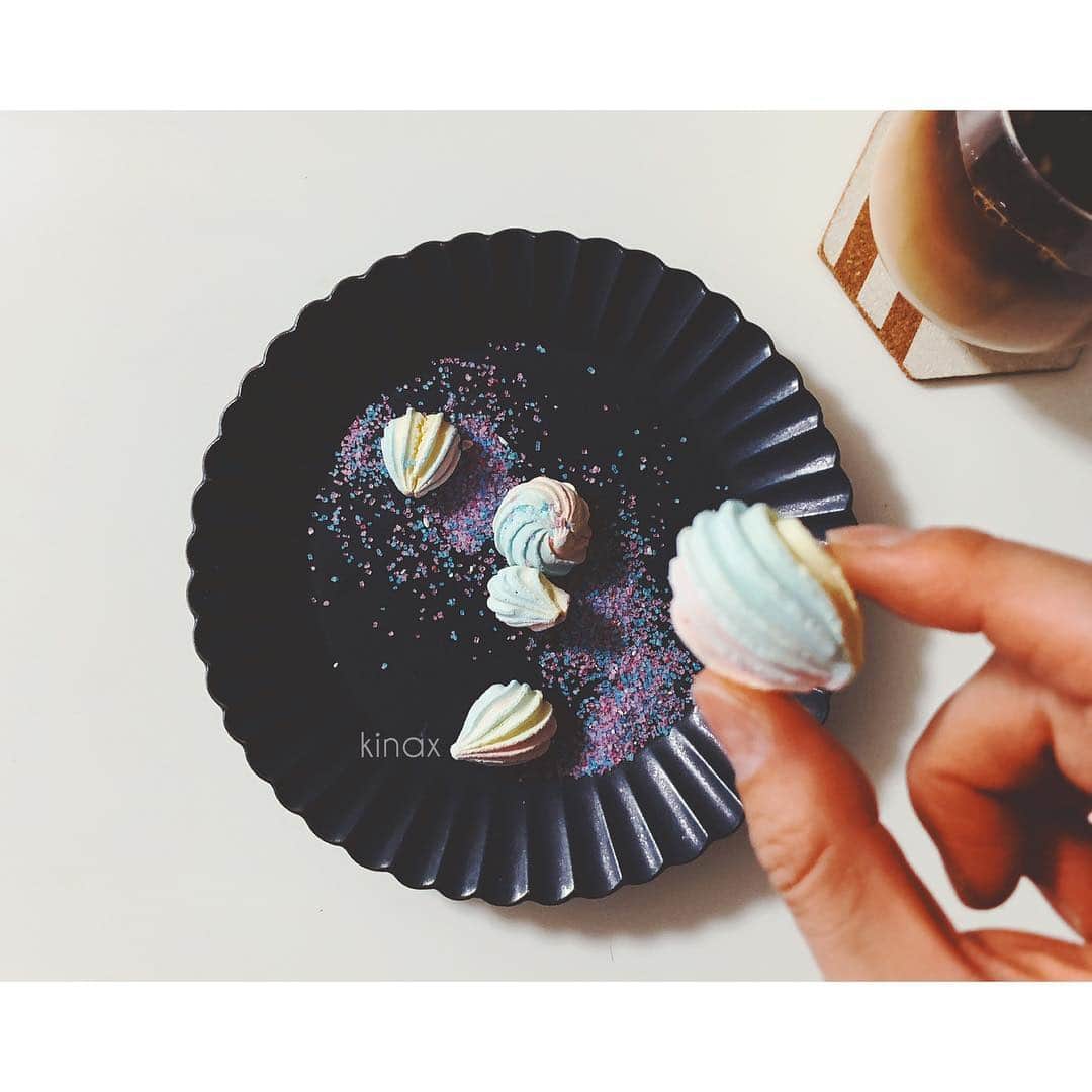 kinaxのインスタグラム：「. good afternoon(๑′ᴗ‵๑)☀in Japan, and good morning, good evening, good night for world friends! . 少し肌寒い4月の始まりだったね🌸 . 新年号の発表をこどもたちと観て 次に変わる時は、おばあちゃんかなぁ なんて思っていました。 . . そんなこんなで この前メルヘンなお菓子やさんで買ってきた かわいいメレンゲでオヤツタイム☕️ . 宇宙みたいで可愛くて美味しかったよ(๑′ᴗ‵๑)🌌 . . 話はちょっと変わって さっきお買い物にお出掛けしたら むちこさんが勝手にどこかに行ってしまって 探していたら、お菓子コーナーにʕ •́؈•̀ ₎ . カートを押しながら「いたー」って近付いたら 「あ、ママー！なーなっちゃだめよー、 わかったー？」 って何故か私がいなくなったことになって 注意されたよʕ •́؈•̀ ₎笑 . わかったー？って聞かれたので とりあえず、わかったーって答えてみたら 「わぁー！いいこねー！よしよしー！」 ってなでなでしてくれたよʕ •́؈•̀ ₎笑 . . ぷぷぷ♡ . みんなも楽しい1日を♡ . #kinaxfood #メレンゲ 2019/04/01」