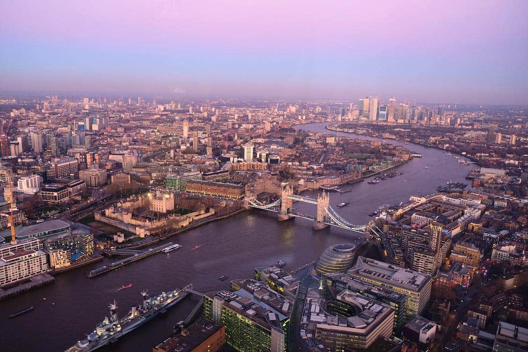 KUNIKAのインスタグラム：「4月1日🌸 ロンドンはサマータイムが始まり、日没が19:32になりました 明るい時間がどんどん増えていく、嬉しいな  #london #towerbridge #ロンドン #タワーブリッジ #ワーホリ #ロンドンワーホリ #ワーキングホリデー #ワーホリ生活 #KunikaVoyage」