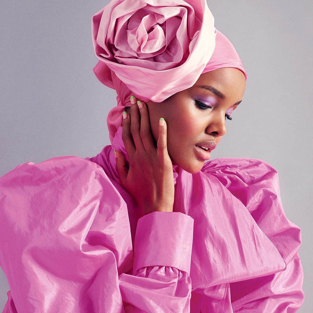 カリーヌ・ロワトフェルドのインスタグラム：「@halima is April!! 🌸 @mario_sorrenti @esteelauder @crstudio  #crwomen2019 @matthew_parr」
