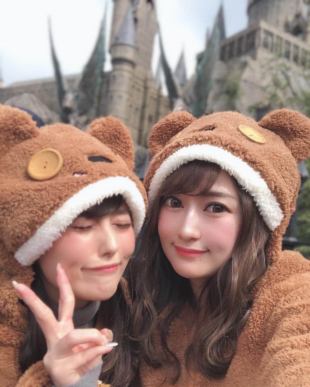 YU-RIさんのインスタグラム写真 - (YU-RIInstagram)「これ着てたら何十人のキャストに 暖かそうですね〜！って言われた🧸 USJで爆流行りのキャラクターらしい🧸 ミニオンが連れてるくま🧸 名前忘れちゃった、、🧸笑 ・ ・ ・ #USJ#ユニバ#ユニバーサルスタジオジャパン#ミニオン#友達#🧸#ホグワーツ城#usjコーデ#週末旅行#週末トリップ#月一旅行#大阪#グリコ#たこ焼き#なんでやねん#たこ焼きめっちゃ美味しいとこあった#universalstudiosjapan#minions#タビジョ」4月1日 16時10分 - yu_uri.12