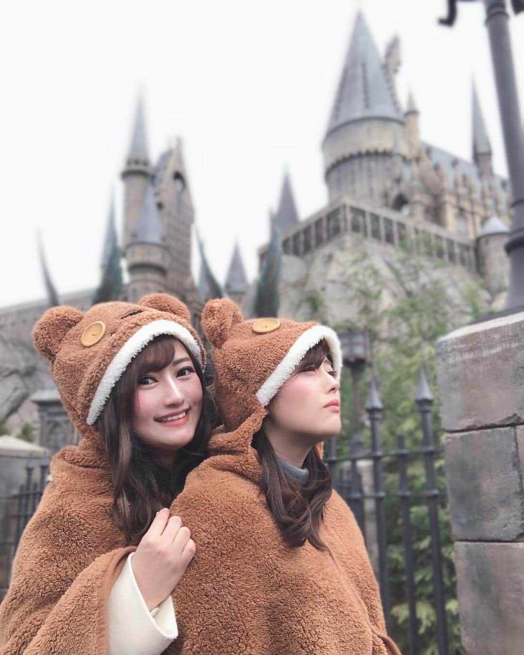 YU-RIのインスタグラム：「これ着てたら何十人のキャストに 暖かそうですね〜！って言われた🧸 USJで爆流行りのキャラクターらしい🧸 ミニオンが連れてるくま🧸 名前忘れちゃった、、🧸笑 ・ ・ ・ #USJ#ユニバ#ユニバーサルスタジオジャパン#ミニオン#友達#🧸#ホグワーツ城#usjコーデ#週末旅行#週末トリップ#月一旅行#大阪#グリコ#たこ焼き#なんでやねん#たこ焼きめっちゃ美味しいとこあった#universalstudiosjapan#minions#タビジョ」