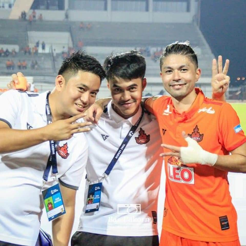 下地奨さんのインスタグラム写真 - (下地奨Instagram)「Behind Giant 💯😊🙏❤️⚽️👏 #teamwork #goodjob #behind #giant #udonthani #3point #we #are #together」4月1日 16時26分 - sho_shimoji