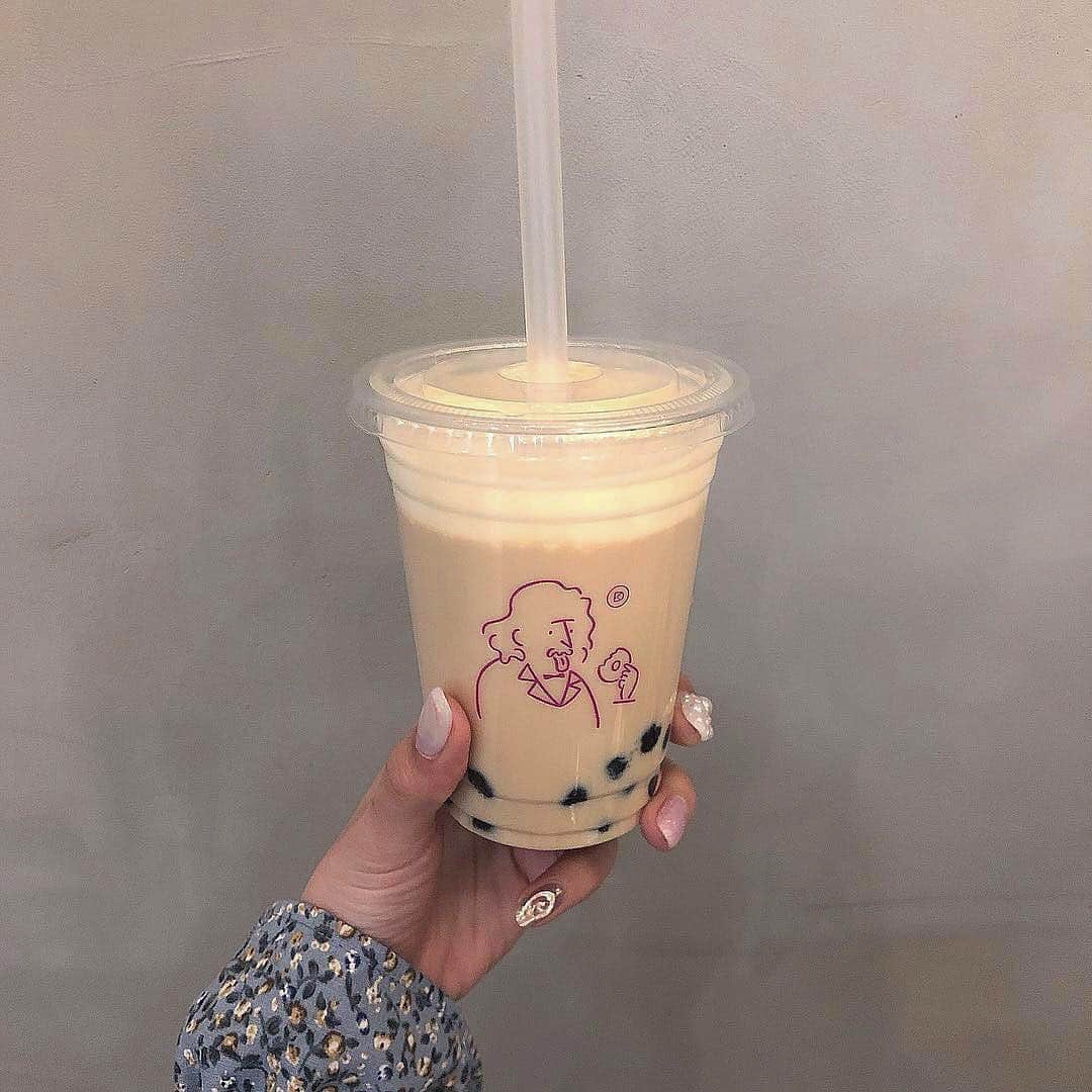 のインスタグラム：「. 京都に新しくオープンしたエシカル&ウェルネスをテーマにした体験型店舗 ドーナツファクトリー「koe donuts（@koe_donuts）」をご紹介❤︎ . 3月21日（木）にオープンしたばかりですが、すでに人気を集めている今話題のお店なんです！ . 数十種類のバラエティ豊かなラインナップが揃うドーナツはもちろん、ふわふわのチーズムースがのったタピオカも楽しめちゃいます♩ . 店舗デザインは日本を代表する建築家・隈研吾さんが手がけ、京都らしさがぐっと詰まったところが魅力的。 . また、ドリンクカップやナプキンに描かれたキャラクターは、人気イラストレーター・長場雄さんのイラストなんです♡ . どこを切り取っても可愛いが溢れているので、ぜひ遊びに行ってみてくださいね！ _____ koe donuts open：8:00〜20:00 access：京都市中京区新京極通四条上ル中之町五五七番地 _____ photo by @__a.angel @__neinei__ @_channmai_ . #isuta #isutapic #isutacafe #イスタ #京都カフェ #koedonuts」