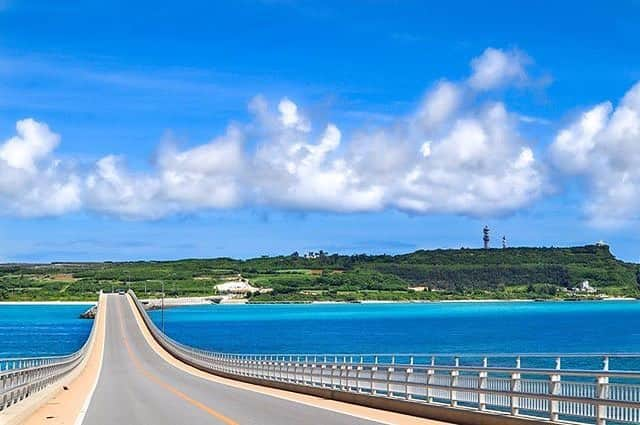 Be.okinawaさんのインスタグラム写真 - (Be.okinawaInstagram)「The gentle slopes of the 3,540-meter long Irabu Bridge connect these Okinawan islands. 📷:@saki_papepooh #irabubridge #irabuisland #miyakoisland #bluesky #longbridge #beokinawa #visitokinawa」4月1日 16時36分 - visitokinawajapan