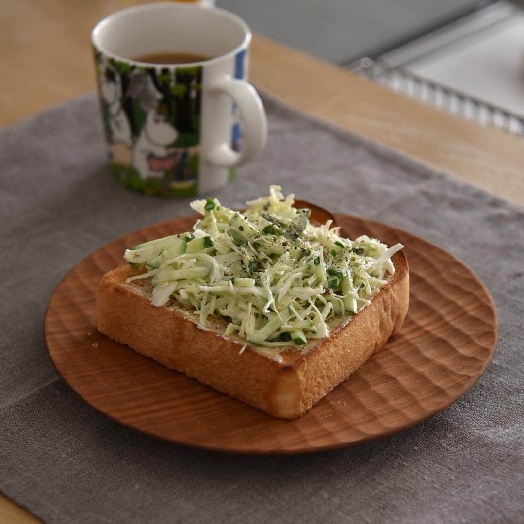 めがねとかもめと北欧暮らしさんのインスタグラム写真 - (めがねとかもめと北欧暮らしInstagram)「野菜たっぷりトースト🥒 ・ 今朝は野菜がたくさん食べたい気分だったので、山盛りの千切りキャベツときゅうりで野菜トーストにしました✨ ・ 子供たちにも好評で一安心😅 野菜のしゃきしゃき感と、じゅわっとバターが相性バッチリでした👍 ・ レシピはブログでご紹介しています。 @mi1341 ←プロフィールのURLからブログへ飛べます。 ・ 是非ご覧頂けたら嬉しいです😊 ・ #めがねとかもめと北欧暮らし#朝のせごはん#朝食#朝ごはん#トーストアレンジ#食パン#簡単レシピ#ズボラ飯#ムーミン#マグ#ムーミンマグ ・」4月1日 16時46分 - mi1341