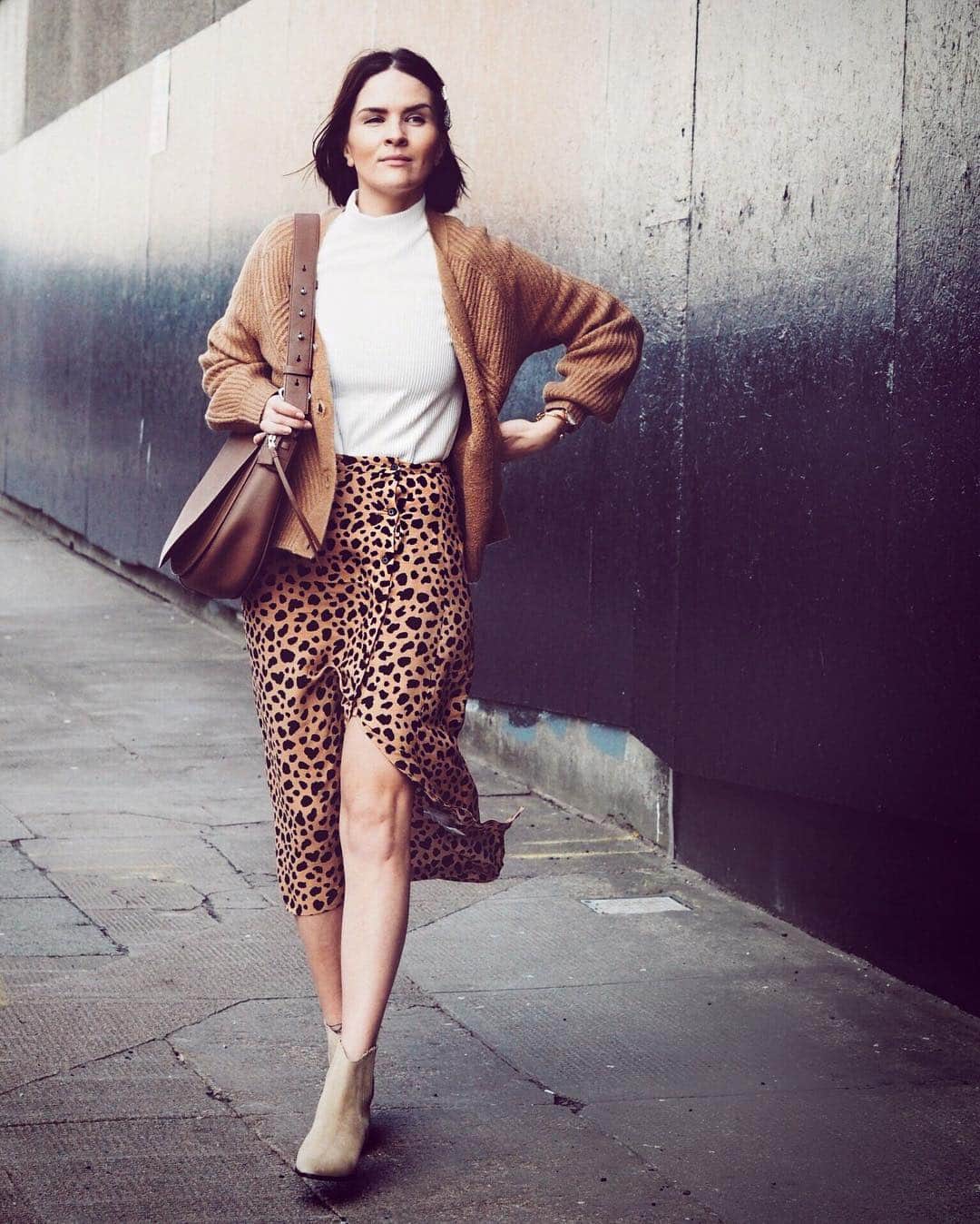 Nextさんのインスタグラム写真 - (NextInstagram)「Monday made better with neutrals and animal print from the brands you ❤️! Shop your new favourite look - tap the image. @laftoka. 🔍 Top: 556298 Cardigan: 539031 Skirt: 600275 Bag: 639256 Boots: 541382. #brandsatnext #blogger #fblogger #animalprint #outfit #outfitinspo #womenswear #womensfashion #trend #womenstyle #mintvelvet #warehouse」4月1日 16時46分 - nextofficial