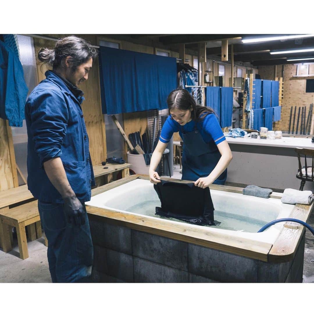 エモン・久瑠美さんのインスタグラム写真 - (エモン・久瑠美Instagram)「先日トリーバーチのトリップ企画で、徳島にある染色アーティスト「BUAISOU」の工房へ行って来ました。 藍染めというとても貴重な体験をさせてもらいました。  明日は「トリーバーチ」と「BUAISOU」とコラボレーションしたカプセルコレクションのイベントに行って来ます🍀🥺 #toryburchginza」4月1日 16時39分 - kurumixo_