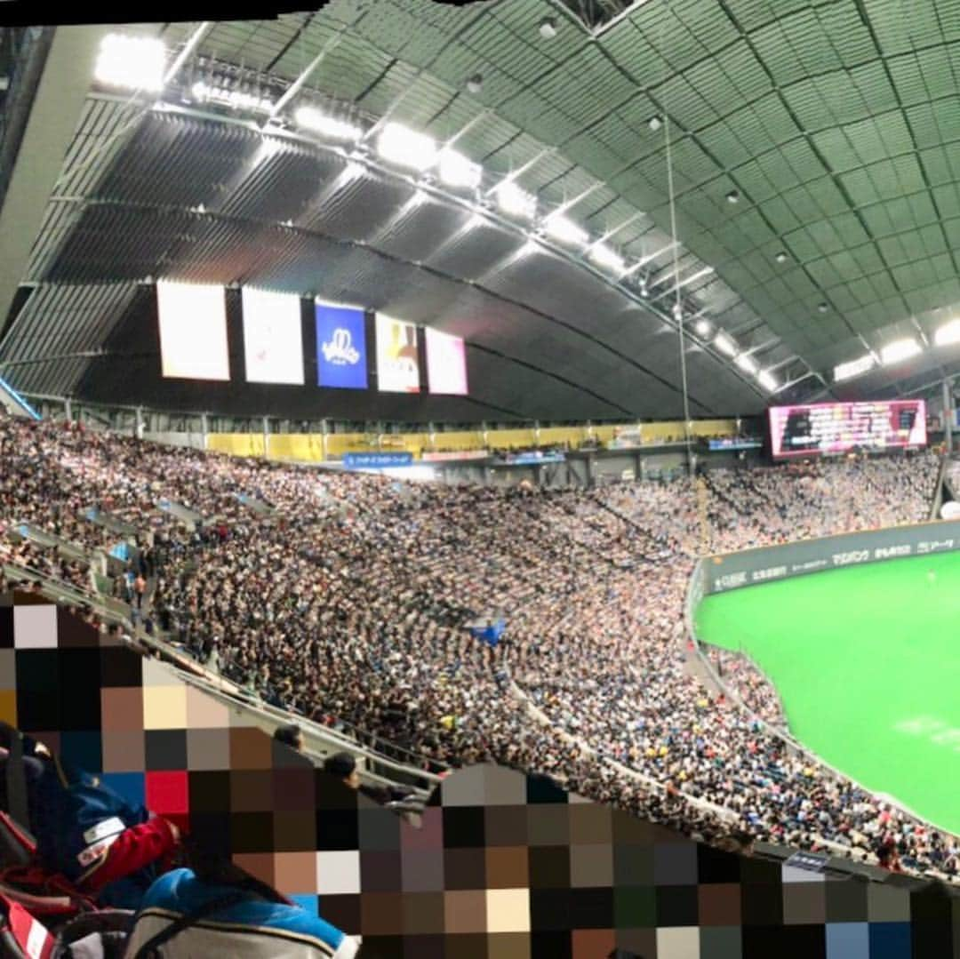 金子千尋さんのインスタグラム写真 - (金子千尋Instagram)「2019年シーズン開幕しました⚾︎✨ ． 1年間怪我なく健康でどのチームより長く熱いシーズンを過ごせるように一生懸命ガンバります❗️ ． ． ． #開幕 #満員御礼 #北海道日本ハムファイターズ ． ． ． 世の中には2種類のチームしか無い！ ． ． ファイターズか、それ以外か。。。 ． ． ． なんつって💦 #ちーランド #ローランドに刺激うけまくり #ローランダー #すぐ乗っかるタイプ ． #各球団で脳内変換求む！ ． ． #令和」4月1日 16時40分 - kanekochihiro_official