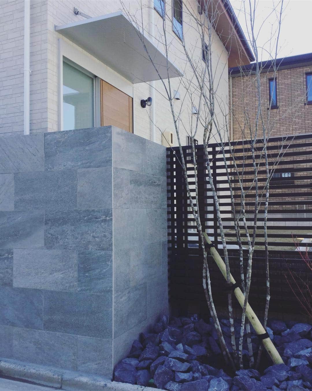 tachiki homeさんのインスタグラム写真 - (tachiki homeInstagram)「#外構工事 が完了し、オシャレ感が一層増しております！ぜひ今週末の完成見学会をお楽しみに^ ^  もっと施工例を見たい方はこちら↓↓↓・ @tachikihome ・ ・ #注文住宅 #住宅  #設計 #自由設計  #デザイン #外観デザイン  #design #exterior  #exteriordesign  #新築 #新築一戸建て  #デザイン住宅  #おしゃれ #モダン  #健康住宅  #空気がきれい  #建築 #architecture  #工務店 #タチ基ホーム  #名古屋 #愛知」4月1日 16時43分 - tachikihome