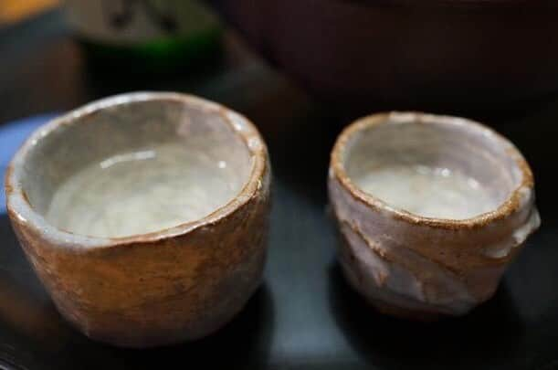 SHANTIさんのインスタグラム写真 - (SHANTIInstagram)「“Castle in the Sky” sake cups photo from the lovely couple that bought them here from my Instagram page. Everyone has a story to tell. This couple poured the Sake in memory of their dog’s passing. Ways to spend time and ways to share emotion with a beautiful heart felt creation.  ペアぐい呑購入して頂いたご夫婦より使用写真が届きました。使って頂いてとても嬉しい。感謝。 #shantipottery #japanesepottery #modernjapanesepottery #sake #陶芸家 #陶芸 #陶芸好き」4月1日 16時44分 - shantimusic