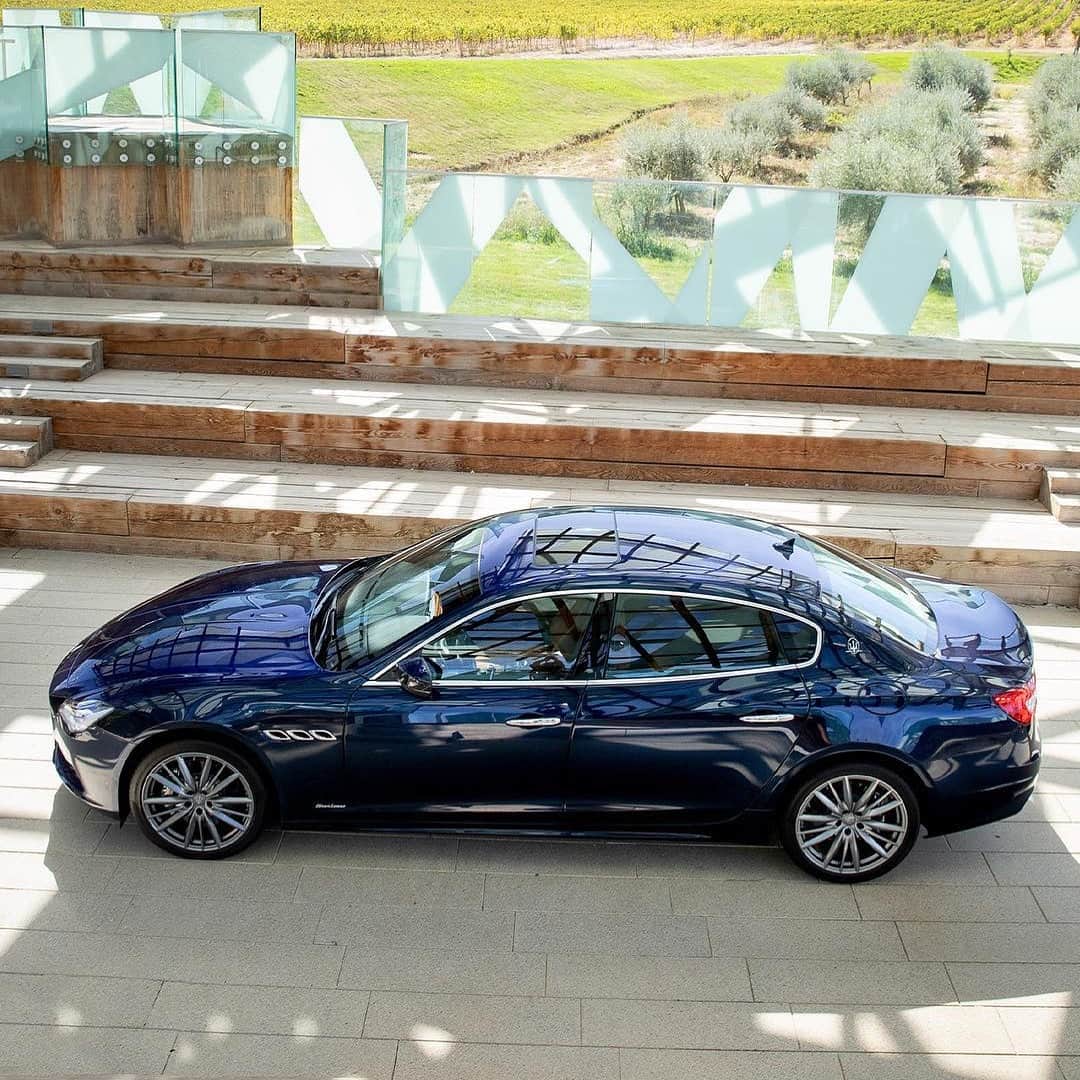 Maserati Japan | マセラティ ジャパンのインスタグラム：「明るい春の日差しに照らされて、クアトロポルテの艶やかなボディラインが輝きを放つ。魅力的なイタリアンデザインを極めた１台で春のドライブに出発しましょう。 #Maserati #マセラティ  #MaseratiJapan #マセラティジャパン #Quattroporte #クアトロポルテ」