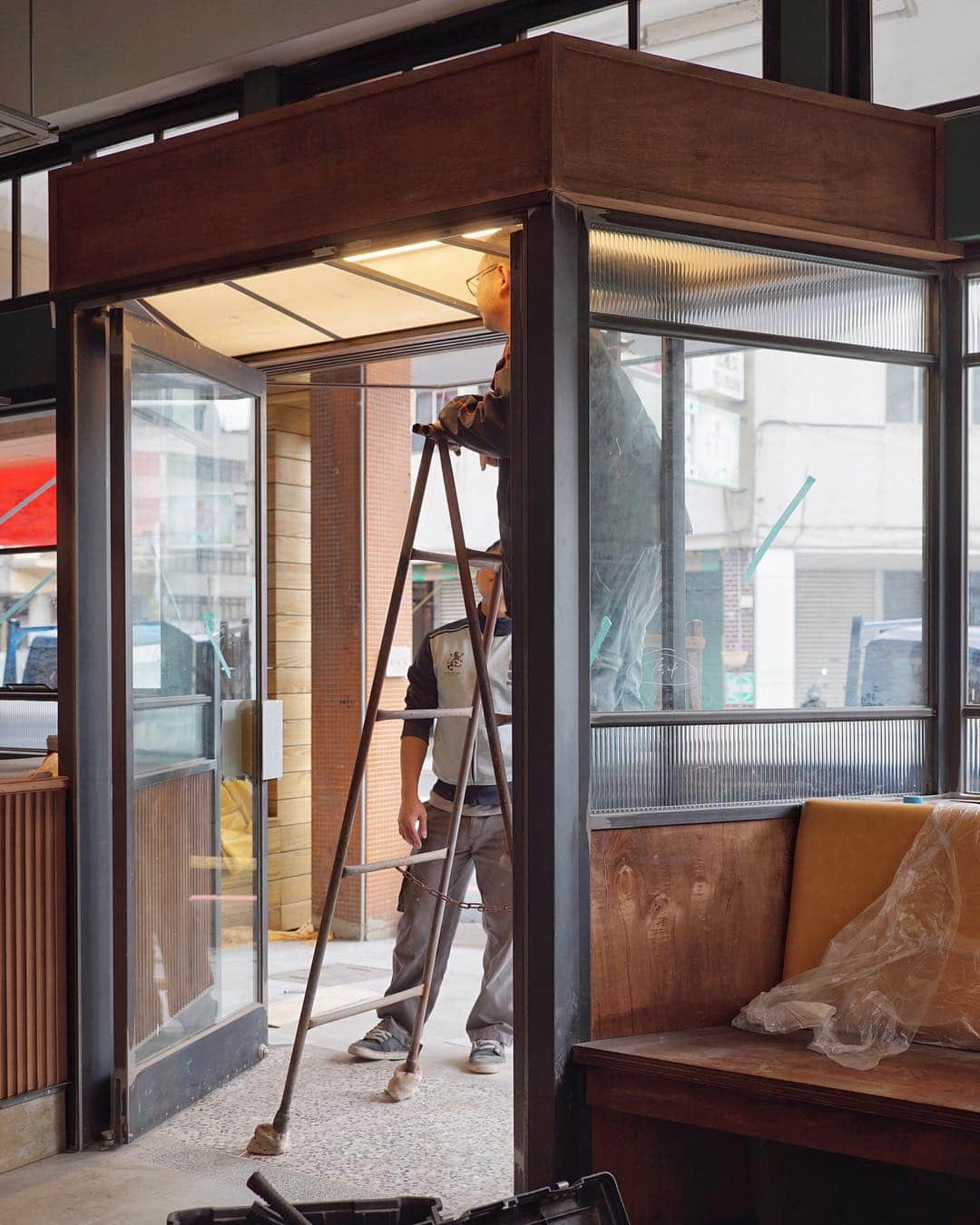 言身寸 in Tainan, Taiwanさんのインスタグラム写真 - (言身寸 in Tainan, TaiwanInstagram)「@pergramcoffee - Design | @skillabilitydept  #本事空間製作所 - 2019.4.1 #taiwan #miaoli #台灣 #台湾 #苗栗 #写真 #vscotaiwan #vscoTW #contruction #design #interiordesign #工事現場 #工務 #店舗設計 #設計 #設計事務所 #PergramCoffee #sonya7ii #Loxia35」4月1日 16時54分 - kukud83