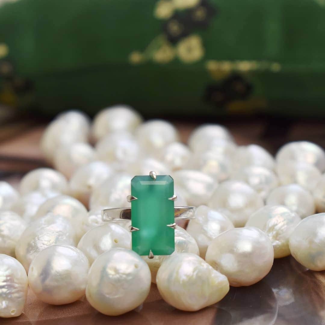 のインスタグラム：「The beautiful Green Agate Sophia Roe for Carré ring in sterling silver☘ #sophiaroeforcarre #carrejewellery」