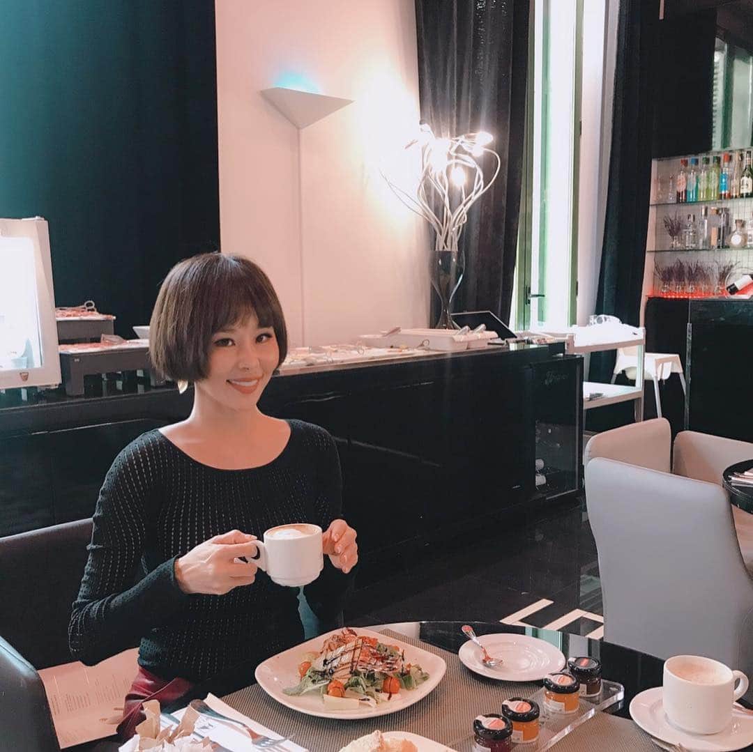 金子エミさんのインスタグラム写真 - (金子エミInstagram)「Ola! 🇯🇵4月1日 11:30 #新元号 #令和 の発表があった朝のスペイン🇪🇸は朝の4:30  Twitterのお陰で、歴史的瞬間がライブでしっかり見れました。 2019年5月〜令和 ( ◠◠ )✨ よろしくお願い申し上げます。 #japan #Spain」4月1日 16時49分 - emikaneko1114