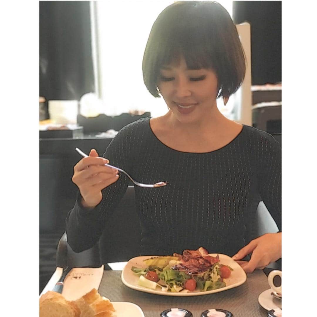 金子エミさんのインスタグラム写真 - (金子エミInstagram)「Ola! 🇯🇵4月1日 11:30 #新元号 #令和 の発表があった朝のスペイン🇪🇸は朝の4:30  Twitterのお陰で、歴史的瞬間がライブでしっかり見れました。 2019年5月〜令和 ( ◠◠ )✨ よろしくお願い申し上げます。 #japan #Spain」4月1日 16時49分 - emikaneko1114