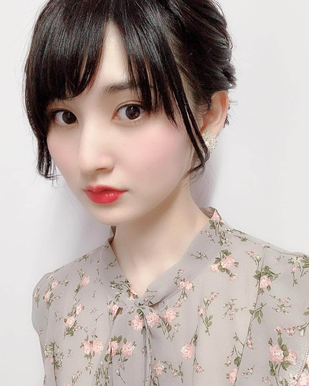 大久保聡美さんのインスタグラム写真 - (大久保聡美Instagram)「結婚式のドレス等は @aimer_dress で揃えました♪ 素敵なドレスに出会えて良かった〜💓 アクセサリーやハンドバッグがゴールドだったので、メイクもゴールドのパールが入ったもので合わせました🌷 . そして、リップ💄 ファンの方にいただいたJILLSTUARTのストロベリーホイップルージュが大活躍しました(((o(*ﾟ▽ﾟ*)o)))♡ とっても華やかな発色で肌を明るく見せてくれるうえに、馴染みがいい！乾燥もしない！ パーティーの時や少し気分を上げたい時に使いたいリップ✨ もう2個くらい購入しようと思ったら…限定品でした……😂 いつも素敵なプレゼントをありがとうございます💓 今日のゲー夢中！でもつけてみよ〜 #結婚式 #パーティードレス  #メイク #jillstuart #リップ」4月1日 17時18分 - stm_o_