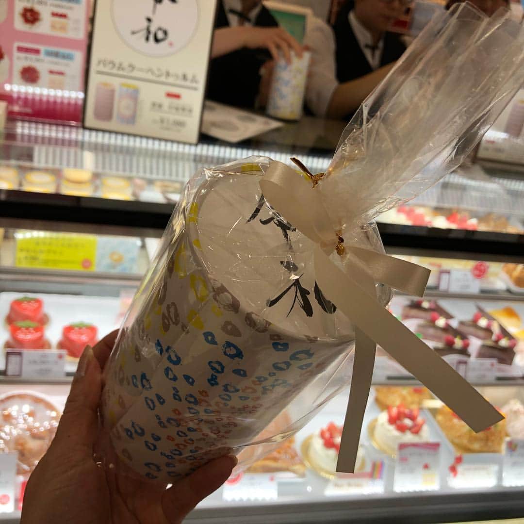里井真由美さんのインスタグラム写真 - (里井真由美Instagram)「新元号「令和」デパ地下スイーツ速報！ユーハイム「バームクーヘン」 ・ ・ 新元号発表後に、即、書道家の中塚翠涛氏がパリで書き下し、デザインされ「令和」パッケージで販売開始！ 5/12(日)までです❤︎ ・ ・ 14時過ぎに 売ってるかなぁ〜と買いに行ったら、偶然にも 1番のり‼️ ・ ・ ㊗️第1号のお客様になり、さらに偶然、フジテレビ「とくダネ！」テレビ取材クルーさんがおみえで、取材受けました😆♥️笑 ・ ・ 仕込みでも何でもなく〜すっぴんで普通に買い物してるとこ 明日4/2 放送されるかもです？笑 ・ ・ 他にも続々と 新元号商品 販売されそう❤︎ #令和#新元号スイーツ#1級フードアナリスト里井真由美 #デパ地下#デパ地下スイーツ#さといいね#ありが糖 #ありが糖運動#里井真由美 #ユーハイム#バームクーヘン#フジテレビ#とくダネ#スイーツ#フジテレビとくダネ #京王百貨店新宿店」4月1日 17時02分 - mayumi.satoi