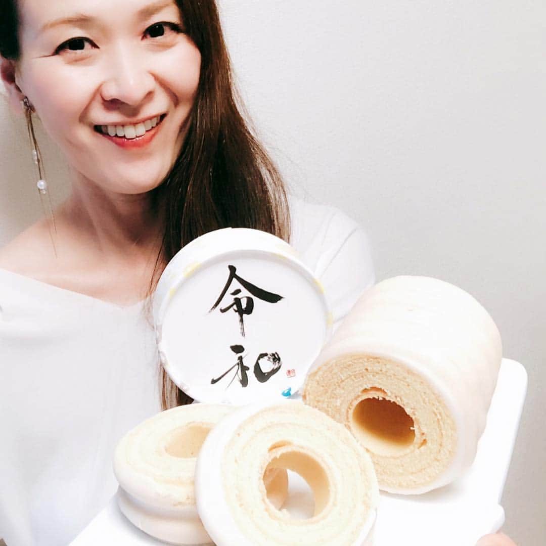 里井真由美さんのインスタグラム写真 - (里井真由美Instagram)「新元号「令和」デパ地下スイーツ速報！ユーハイム「バームクーヘン」 ・ ・ 新元号発表後に、即、書道家の中塚翠涛氏がパリで書き下し、デザインされ「令和」パッケージで販売開始！ 5/12(日)までです❤︎ ・ ・ 14時過ぎに 売ってるかなぁ〜と買いに行ったら、偶然にも 1番のり‼️ ・ ・ ㊗️第1号のお客様になり、さらに偶然、フジテレビ「とくダネ！」テレビ取材クルーさんがおみえで、取材受けました😆♥️笑 ・ ・ 仕込みでも何でもなく〜すっぴんで普通に買い物してるとこ 明日4/2 放送されるかもです？笑 ・ ・ 他にも続々と 新元号商品 販売されそう❤︎ #令和#新元号スイーツ#1級フードアナリスト里井真由美 #デパ地下#デパ地下スイーツ#さといいね#ありが糖 #ありが糖運動#里井真由美 #ユーハイム#バームクーヘン#フジテレビ#とくダネ#スイーツ#フジテレビとくダネ #京王百貨店新宿店」4月1日 17時02分 - mayumi.satoi