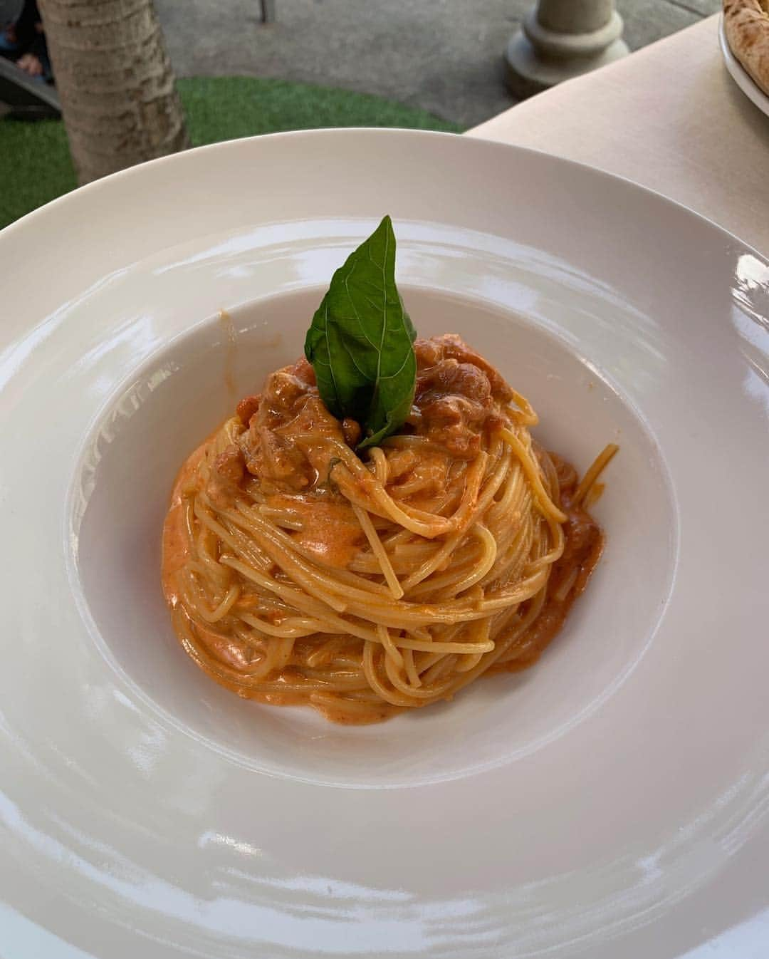 春名亜美さんのインスタグラム写真 - (春名亜美Instagram)「@arancinodimare でlunch🍝 大人数で来たら沢山いろんな種類食べれるけど、大人2人だとサラダ一品、パスタ一皿、ピザ一枚が限界。 この量でもピザ完食出来なくて持ち帰りました🍕 息子はkids menuのミートソースパスタを一人で完食してた😋 ウニのパスタはやっぱりやっぱり絶品や〜😌 ・ ・ ・ #arancino #arancinodimare #アランチーノ #アランチーノディマーレ #ハワイ #Hawaii #hawaiilife #ハワイ生活 #ハワイグルメ #ハワイランチ」4月1日 17時03分 - amiharunaami