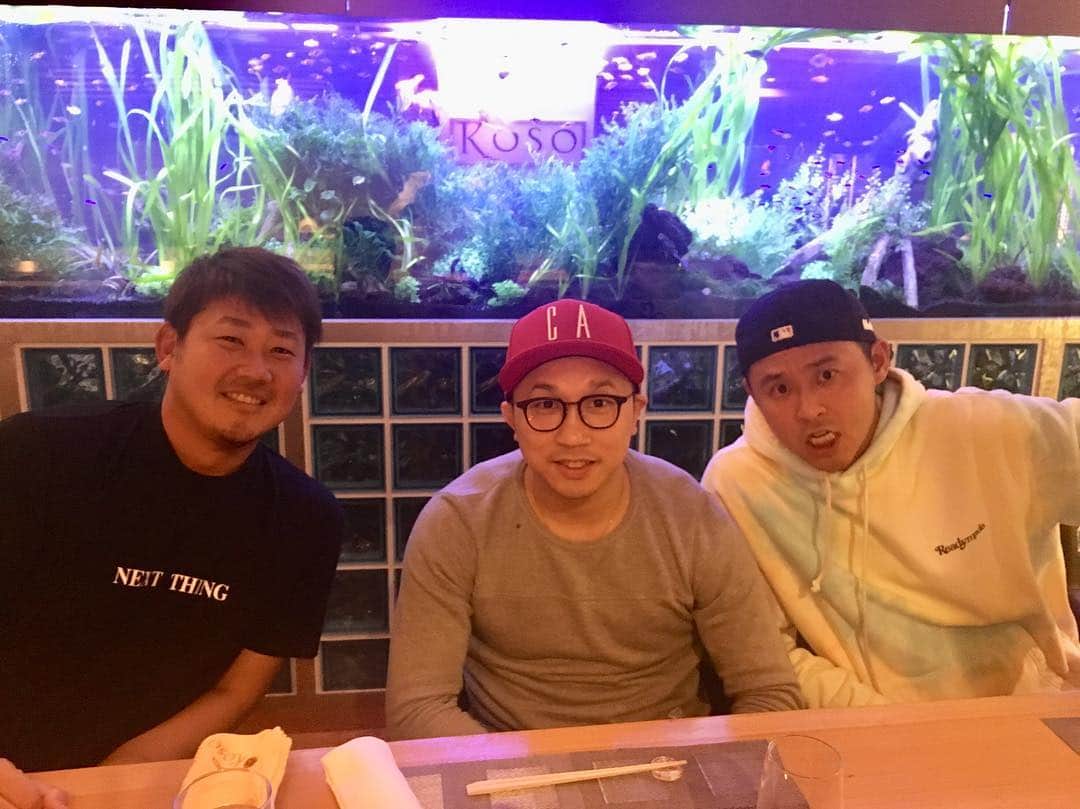 粟生隆寛さんのインスタグラム写真 - (粟生隆寛Instagram)「いつだったか… 『平成の怪物』松坂さん『水泳界の怪物』北島さんと🥩 昨シーズン、ドームに観に行った時は怪我で降板…😭 ですが、昨年のカムバック賞⚾️がーさすでした🎉 平成の怪物は物腰柔らかくてめっちゃ優しい怪物でした 笑 今年も活躍期待してます！ ユニフォーム『18』に新しくしないと！ 我が母校・習志野高校も甲子園で頑張ってる 先輩が松坂さんに会ったパワーで平成最後の選抜優勝だな 笑 . #松坂大輔 #中日ドラゴンズ #松坂世代 ではない 笑 #平成の怪物 #甲子園 #横浜高校 #北島康介 #肉 #芝koso本店」4月1日 17時12分 - takahiro_aoh
