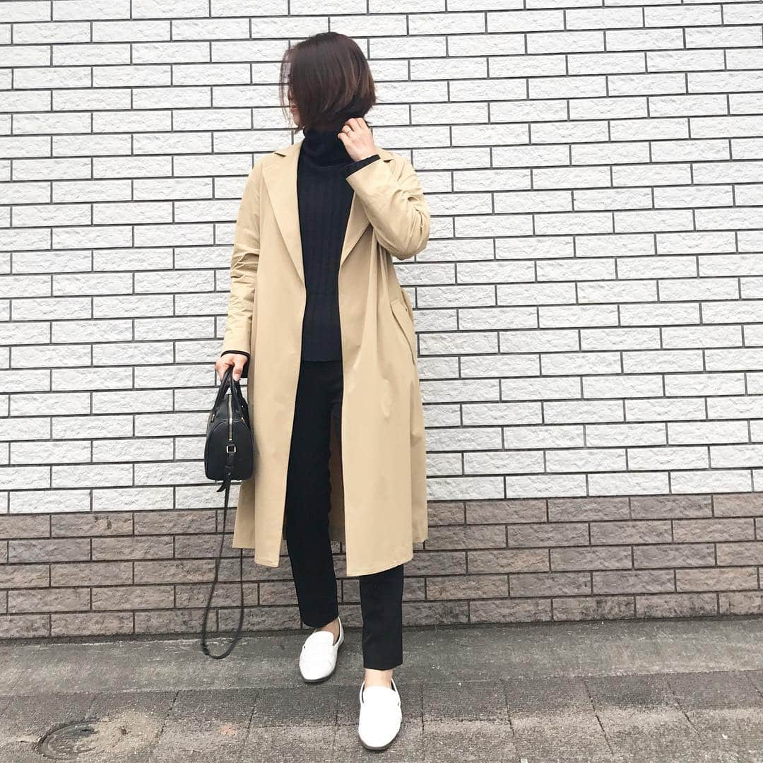 Mikaのインスタグラム：「beige×black×white コートの中は真っ黒 まだまだニットが必要ですね…🌸 ・ ・ knit @17kg_official  coat @so_close_official  shoes @sesto_shoes  pants @deuxiemeclasse  bag @ysl ・ ・ #fashion#simple#ママコーデ#シンプルコーデ#コーディネート#大人カジュアル#socloseme#サンローラン」