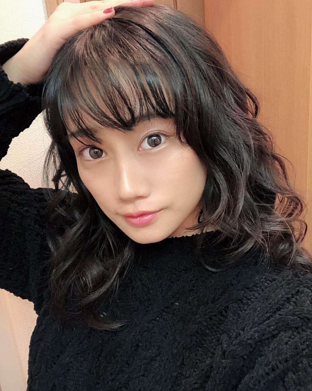 山内優花のインスタグラム：「髪の毛伸びてきたから﻿ 切りたいなー、パーマあてたいなー﻿ いやでもなー、どんなんがいいかなー﻿ ﻿ って毎日いろんなヘアスタイルを見ては﻿ 悩んで見ては悩んでの毎日だから﻿ 今日は、ちょっと巻いてみた！♡﻿ ﻿ 今ぐらい長いと遊べるから﻿ これはこれでいいなーって﻿ 思ったり。﻿ ﻿ どう思う？🌼」