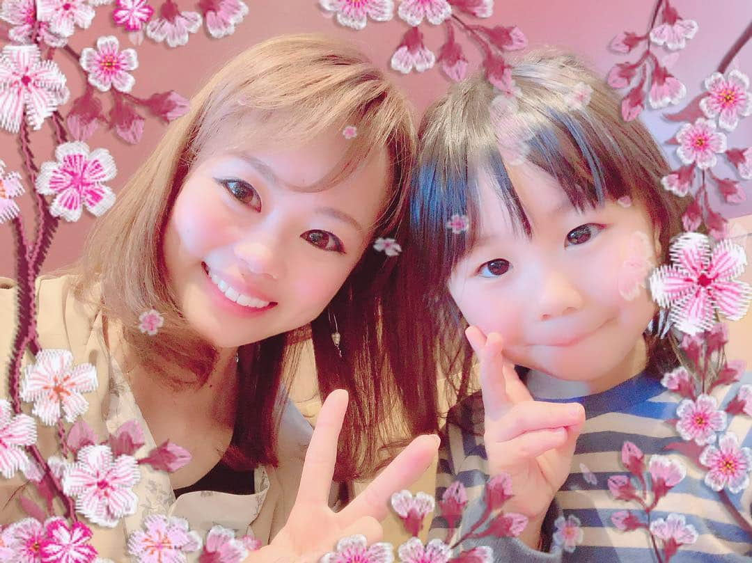 安藤瞳さんのインスタグラム写真 - (安藤瞳Instagram)「つかの間の癒しの✨時間🌸  ちょっと会ってなかった間におっきくなったなぁー✨ おばさんは皆の成長が楽しみです🤗  豊川のに寄るよって連絡したら、飛び跳ねて喜んでたって  それを聞いて私も本当に嬉しかったー😄 皆んなに活躍を見せられるように一日、一日を積み重ねて顔晴ろう‼️」4月1日 17時11分 - hitomiandoh