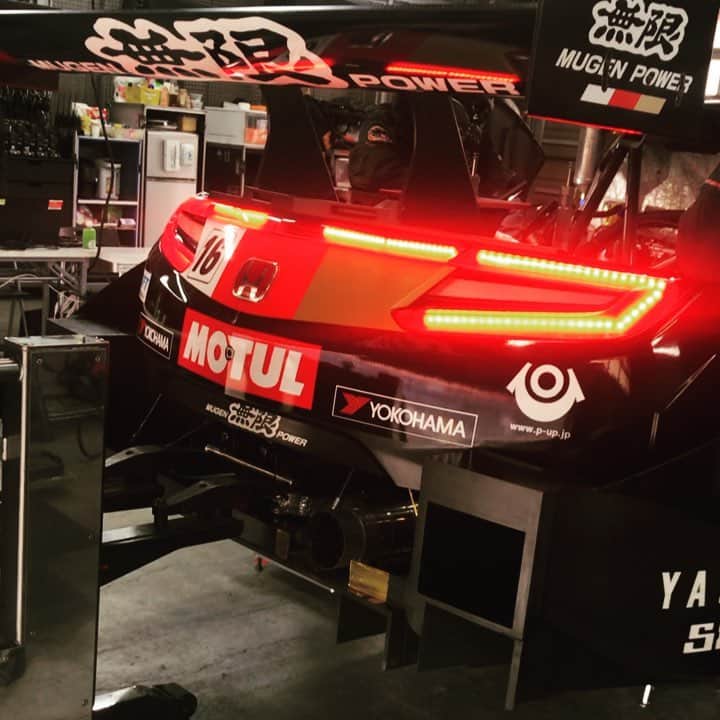 武藤英紀のインスタグラム：「NSX暖気中。 いつもよりアフターファイア多い気がする~。 #motul #honda #mugen #nsx #advan #afterfire  #アフターファイア #眉毛焦げた」