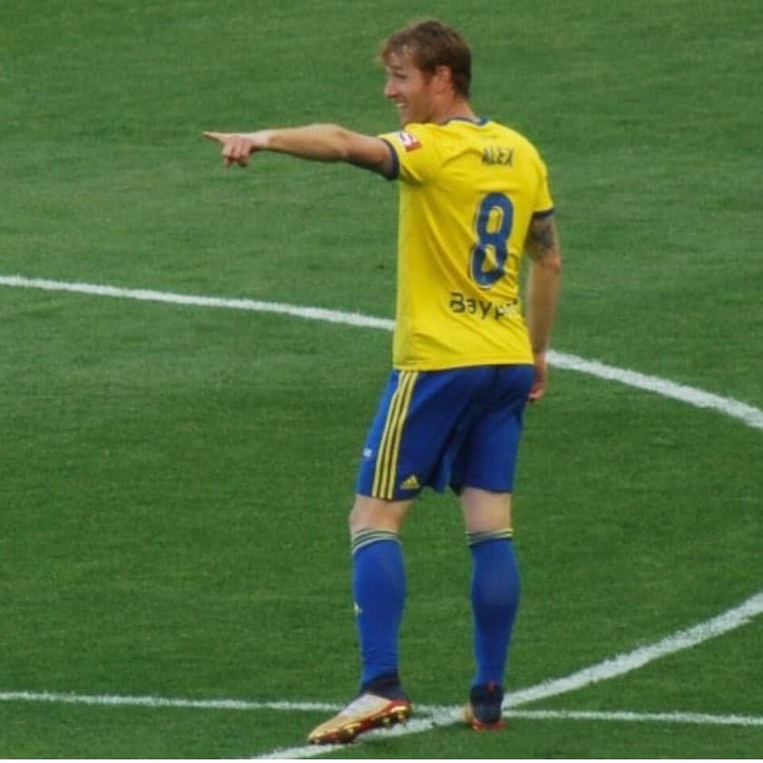 アレハンドロ・フェルナンデス・イグレシアスのインスタグラム：「Siiii! Volvemos a prepararnos para lo que queda... 10 finales ⚽️⚽️」