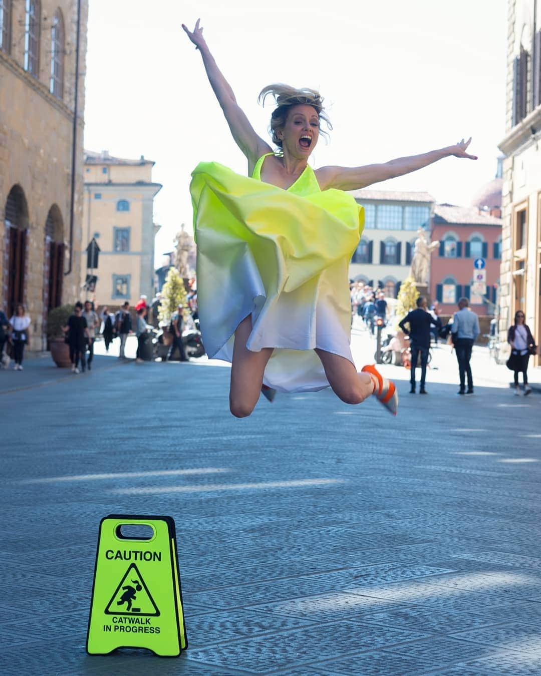 ジャスティン・マッテラさんのインスタグラム写真 - (ジャスティン・マッテラInstagram)「Undercover in Florence. 🤪 #higlights  @ciclistica_biringhello_asd #forzabiringhello Dress, bag and boots @ultrachic_official Ph @thehorus69  Nel lontano 1992 ero solo un'altra studentessa americana a Firenze. Rimane una delle città che conosco meglio. ❤️ Foto scattata durante il workshop con Master @albertobuzzanca organizzato da @larocambolevent MUA @marta_walter_vanucci Hair @maidireilenia @aldocoppola • • • 👗 #ootd #outfitoftheday  #lookoftheday #fashion #fashiongram #outfitinspo #outfitgoals #outfitinspiration #currentlywearing #lookbook #metoday #whatiwore #whatiworetoday #ootdshare #outfit #clothes #mylook #fashionista #todayimwearing #instastyle #instafashion #outfitpost #fashionpost #todaysoutfit #fashiondiaries」4月1日 17時17分 - justineelizabethmattera