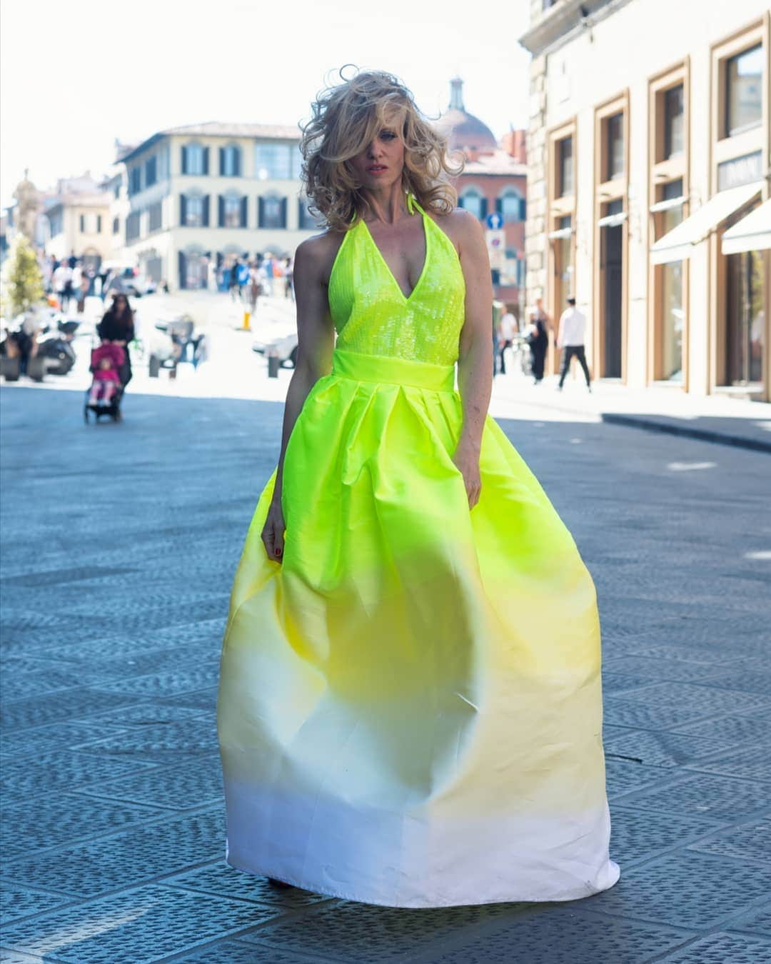 ジャスティン・マッテラさんのインスタグラム写真 - (ジャスティン・マッテラInstagram)「Undercover in Florence. 🤪 #higlights  @ciclistica_biringhello_asd #forzabiringhello Dress, bag and boots @ultrachic_official Ph @thehorus69  Nel lontano 1992 ero solo un'altra studentessa americana a Firenze. Rimane una delle città che conosco meglio. ❤️ Foto scattata durante il workshop con Master @albertobuzzanca organizzato da @larocambolevent MUA @marta_walter_vanucci Hair @maidireilenia @aldocoppola • • • 👗 #ootd #outfitoftheday  #lookoftheday #fashion #fashiongram #outfitinspo #outfitgoals #outfitinspiration #currentlywearing #lookbook #metoday #whatiwore #whatiworetoday #ootdshare #outfit #clothes #mylook #fashionista #todayimwearing #instastyle #instafashion #outfitpost #fashionpost #todaysoutfit #fashiondiaries」4月1日 17時17分 - justineelizabethmattera