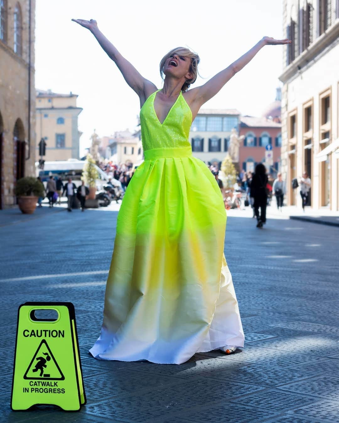 ジャスティン・マッテラさんのインスタグラム写真 - (ジャスティン・マッテラInstagram)「Undercover in Florence. 🤪 #higlights  @ciclistica_biringhello_asd #forzabiringhello Dress, bag and boots @ultrachic_official Ph @thehorus69  Nel lontano 1992 ero solo un'altra studentessa americana a Firenze. Rimane una delle città che conosco meglio. ❤️ Foto scattata durante il workshop con Master @albertobuzzanca organizzato da @larocambolevent MUA @marta_walter_vanucci Hair @maidireilenia @aldocoppola • • • 👗 #ootd #outfitoftheday  #lookoftheday #fashion #fashiongram #outfitinspo #outfitgoals #outfitinspiration #currentlywearing #lookbook #metoday #whatiwore #whatiworetoday #ootdshare #outfit #clothes #mylook #fashionista #todayimwearing #instastyle #instafashion #outfitpost #fashionpost #todaysoutfit #fashiondiaries」4月1日 17時17分 - justineelizabethmattera