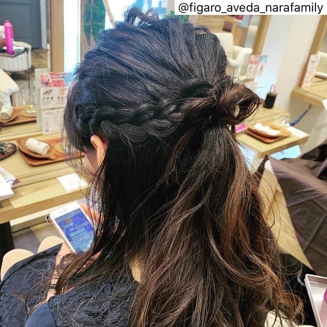 narafamily | ならファミリーさんのインスタグラム写真 - (narafamily | ならファミリーInstagram)「Figaro AVEDA（1Ｆ）ならファミリー店 . 本日ご来店のお客様😊 結婚式出席のためにハーフアップで✨✨ 春の結婚式桜も咲いてきていいですねー🌸  セットもAVEDAではさせていただいております😊 ぜひお時間合えばご予約お待ちしております🎶 . . ＊＊＊＊＊＊＊＊＊＊＊＊＊＊＊＊＊＊＊＊＊＊＊＊＊＊＊＊＊＊＊＊＊＊＊＊＊＊＊＊＊＊ . . >>>> FIGARO AVEDA <<<< .  オーガニックサロン ☞93%自然界由来成分配合AVEDAカラー . . . . 奈良県の奈良ファミリー専門店内 トータルビューティーサロンです☺︎ . . . .  営業時間10:00〜20:00  年中無休 . . . 【  ご新規様限定 】 . カラーカット >> 7980 +tax . パーマカット >> 7980 +tax . カラーヘッドスパ 20min >> 6980 +tax . . . ステキなヘア、アイラッシュ提案させて頂きます。 是非一度お任せください！！ . . . ご予約お待ちしてます✂︎✂︎✂︎✂︎ . . . ℡0742-30-0188 . . . . . . #ヘア#ヘアアレンジ#ヘアスタイル#ヘアカラー#インスタ映え#ファッション#hair#サロンモデル#美容室#インテリア#外国人風#カラー#love #instagood #aveda#アヴェダ#beauty#オーガニック#셀카#撮影#お洒落さんと繋がりたい#美容師#model#奈良ファミリー#ならファグラム#フォトジェニック#いいね返し . . ＊＊＊＊＊＊＊＊＊＊＊＊＊＊＊＊＊＊＊＊＊」4月1日 17時17分 - narafa.jp