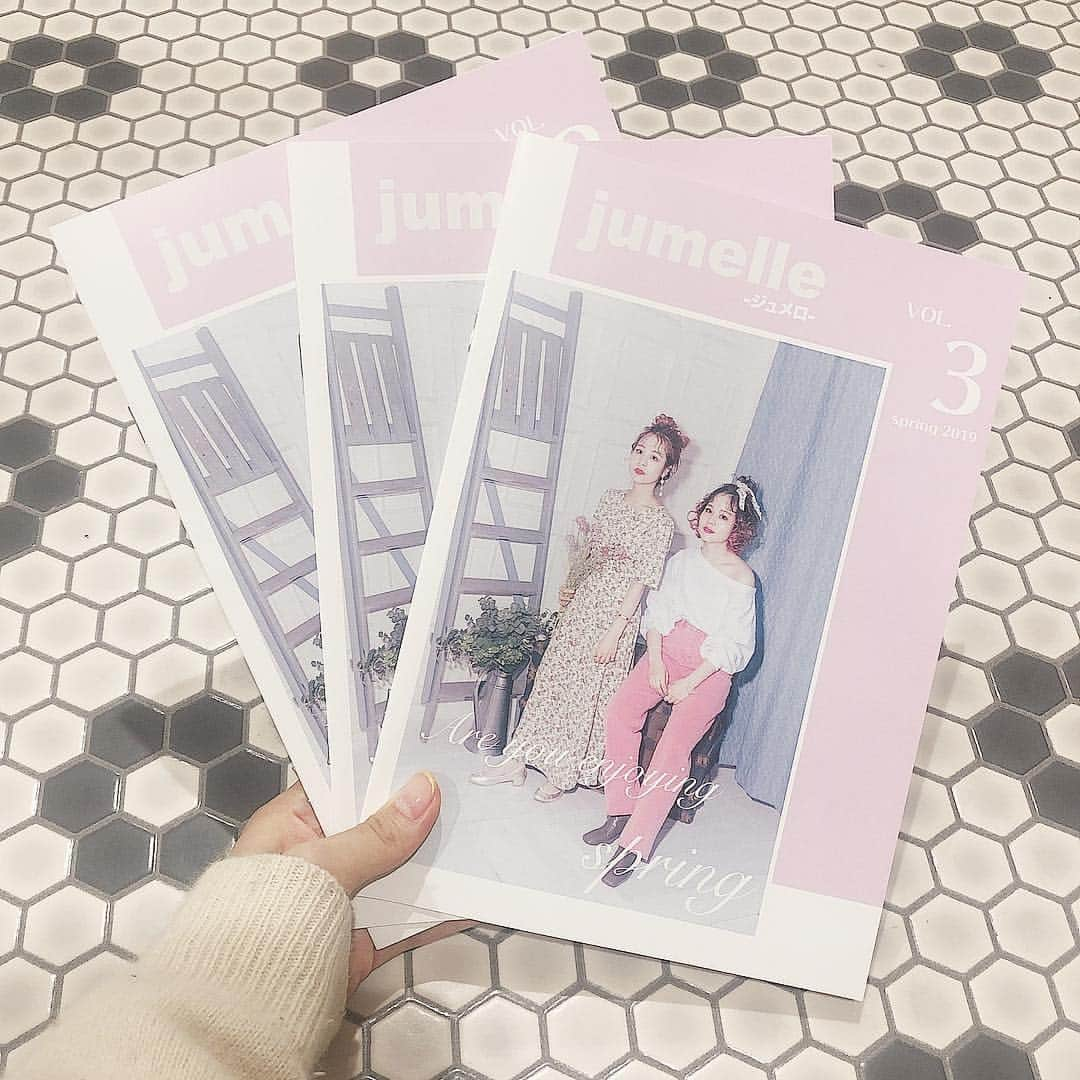 安中亜美さんのインスタグラム写真 - (安中亜美Instagram)「ㅤㅤㅤㅤㅤㅤㅤㅤㅤㅤㅤㅤㅤ 今日から4月突入🌸🌸🌸 そして！jumelle LOOKBOOK vol.3が完成しました👏 今日から購入者様全員に配布しています☺️💕 春らしく出来上がったよー❤️ ㅤㅤㅤㅤㅤㅤㅤㅤㅤㅤㅤㅤㅤ #4月1日 #エイプリルフール #嘘はついてない #新元号 #令和 #jumelle #lookbook #spring #ジュメロ #プレゼント中」4月1日 17時29分 - amitwinsworld