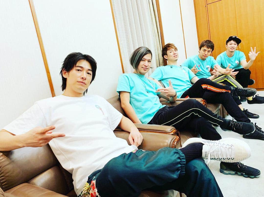 神宮司治さんのインスタグラム写真 - (神宮司治Instagram)「イェイイェーイ‼️ みんなで集合写真〜！ #deanfujioka #神宮司治 #ドラム #集合写真」4月1日 17時30分 - ojro_men