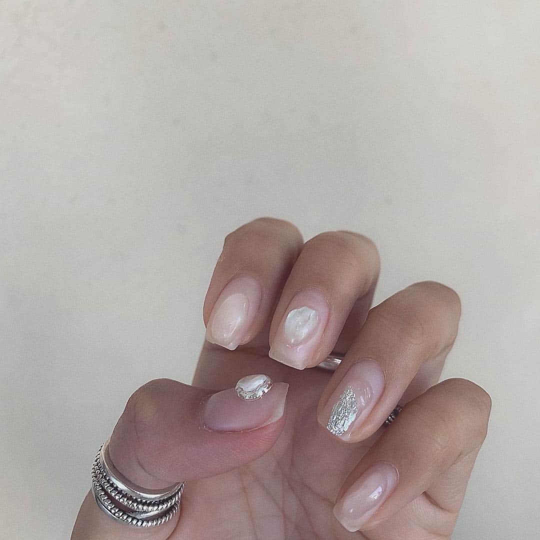草野春香さんのインスタグラム写真 - (草野春香Instagram)「. @andnailfukuoka 💅 今回は久しぶりに長さも短めにして クリアマットに🐚🌴 ✔︎同じデザイン¥8,000→¥6,400♡ ✔︎予約の時に私のインスタを見たと言って頂ければ 通常料金から10%OFF♡ アンドネイル福岡 092-260-9288 #nail #nailsalon #andnail #andnailfukuoka #クリアネイル」4月1日 17時29分 - _haruka030_
