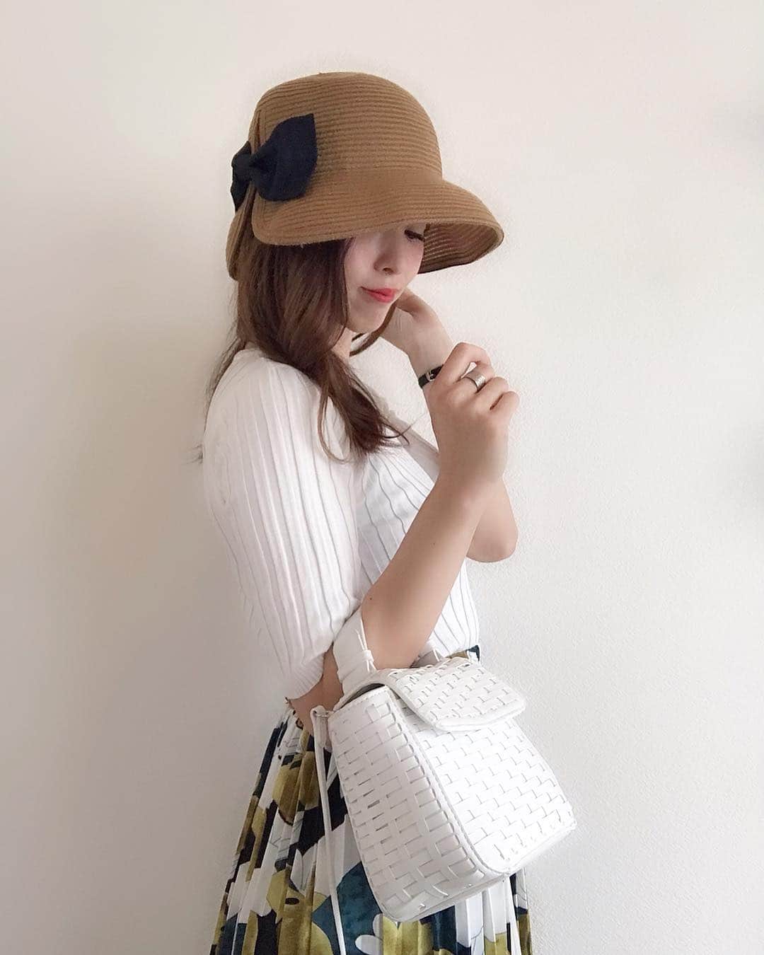 のインスタグラム：「暖かくなってきて そろそろ日差しが気になるので、 セブンプレミアムの 『自分サイズに調整できる帽子』を かぶってみたよ👒 @itoyokado_official . . 帽子って、キャップとかなら調整できて 自分の頭にフィットするけど、 ハットとかって、意外と大きかったりとか、 合わないことがよくある💦 でも、これは自分サイズに調整できるから フィット感最高💓 大きめリボンも ポイントになって可愛い😍 この春夏は沢山被りたいと思います♡ . . . #自分サイズ #イトーヨーカドー #セブンプレミアム #UVカット #帽子 #つば広ハット #PR #ママコーデ #ママファッション #プチプラコーデ #プチプラ #大人カジュアル #大人可愛い #シンプルコーデ #今日のコーデ #30代コーデ #アラサーコーデ #トレンドコーデ #きれいめコーデ #きれいめカジュアル #大人女子コーデ #mamagirl #locari #ponte_fashion #mineby3mootd #おしゃれさんと繋がりたい #ハットコーデ」