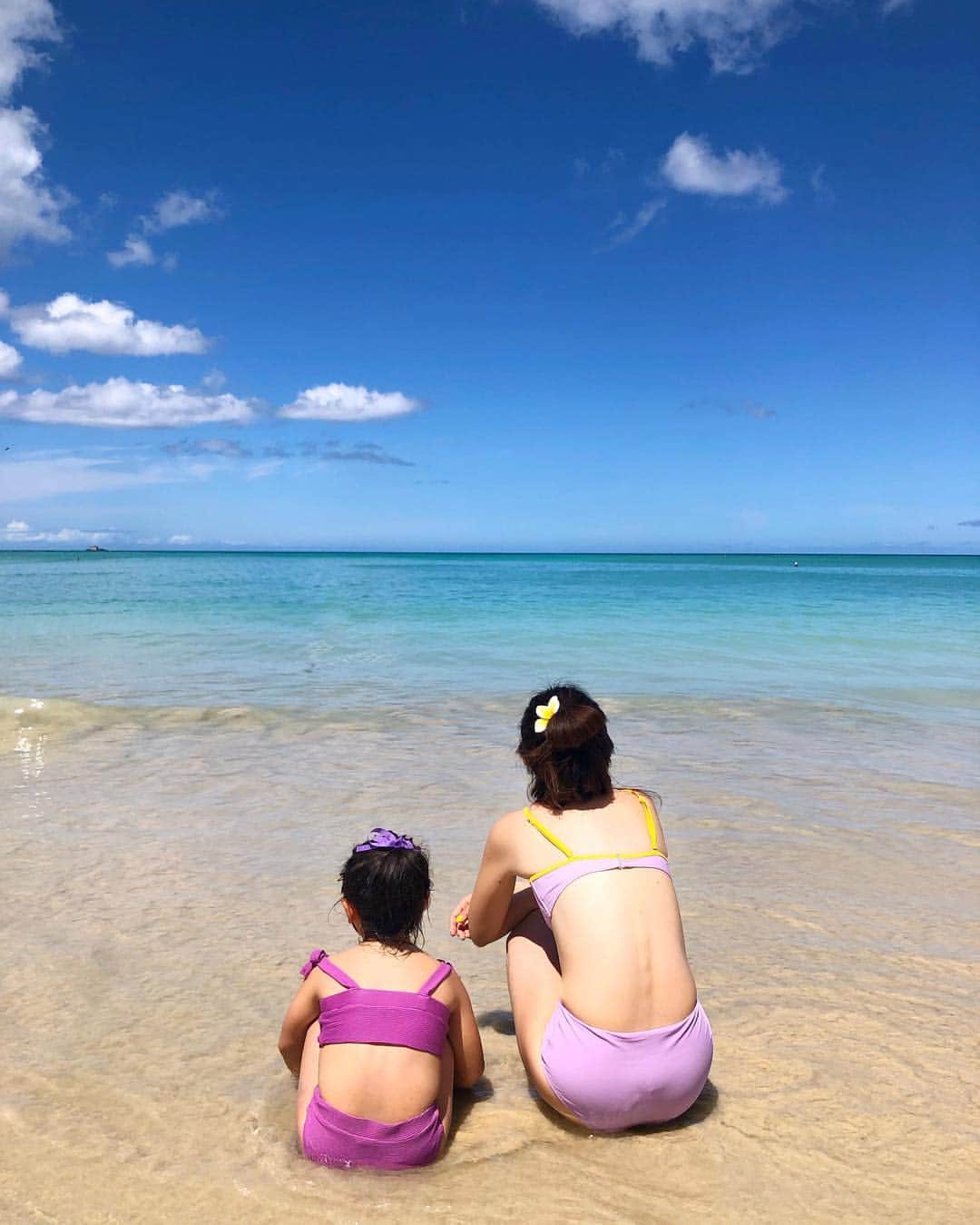 manamisotayutaさんのインスタグラム写真 - (manamisotayutaInstagram)「#Hawaii 3日目🏖🌺 日本の新しい元号が#令和 になりましたね✨✨ 日本のニュース早く見たいなぁ🤣笑 ＊ ＊  今日はちょっと足を伸ばして #kailuabeach  へ🏖✨ 昨日ワイキキビーチもキレイな海‼︎と思ったけど。 kailuaはさらにさらに美しかった✨🏖 空と海のブルーのグラデーションがほんとにキレイ💙 砂も白くて細かい✨ 子どもたちは砂団子作ってた😁 風も心地よくて、自然にたくさん癒されよ☺️ ＊ ＊ 娘とおそろで買ったパープルの水着👙は現地調達♡ 日本から撤退してしまった @oldnavy  のだよー♡ oldnavyのkidsの服や水着、安くてかわいいし大好きでたくさん買ってたなぁ💗 また日本きてくれないかな🤣💗 私の水着も娘のも20$くらい😁 ＊ ＊ ＊ #親子コーデ#trip#旅行#ハワイ #ハワイ旅行 #水着#海 #リンクコーデ#sea#リゾート #南国#青い海#カイルアビーチ #カイルア#天国の海  #カベジョ#gw_mag  #タビジョ#女子旅  #mamagirl #ponte_fashion #ルーファ #mineby3mootd #retrip_hawaii#ママタビジョ#genic_hawaii#アロハタビジョ」4月1日 17時32分 - manamisotayuta