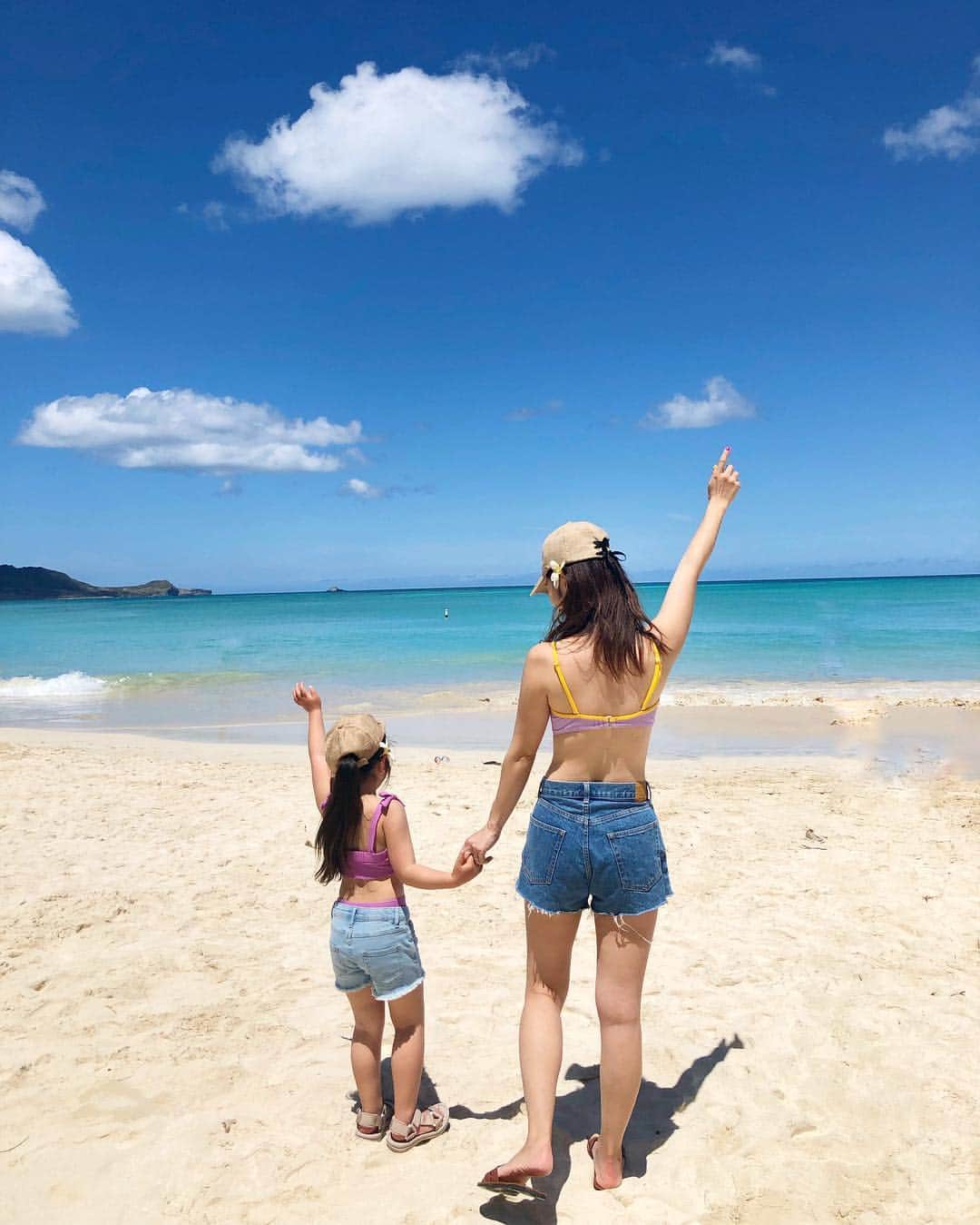 のインスタグラム：「#Hawaii 3日目🏖🌺 日本の新しい元号が#令和 になりましたね✨✨ 日本のニュース早く見たいなぁ🤣笑 ＊ ＊  今日はちょっと足を伸ばして #kailuabeach  へ🏖✨ 昨日ワイキキビーチもキレイな海‼︎と思ったけど。 kailuaはさらにさらに美しかった✨🏖 空と海のブルーのグラデーションがほんとにキレイ💙 砂も白くて細かい✨ 子どもたちは砂団子作ってた😁 風も心地よくて、自然にたくさん癒されよ☺️ ＊ ＊ 娘とおそろで買ったパープルの水着👙は現地調達♡ 日本から撤退してしまった @oldnavy  のだよー♡ oldnavyのkidsの服や水着、安くてかわいいし大好きでたくさん買ってたなぁ💗 また日本きてくれないかな🤣💗 私の水着も娘のも20$くらい😁 ＊ ＊ ＊ #親子コーデ#trip#旅行#ハワイ #ハワイ旅行 #水着#海 #リンクコーデ#sea#リゾート #南国#青い海#カイルアビーチ #カイルア#天国の海  #カベジョ#gw_mag  #タビジョ#女子旅  #mamagirl #ponte_fashion #ルーファ #mineby3mootd #retrip_hawaii#ママタビジョ#genic_hawaii#アロハタビジョ」