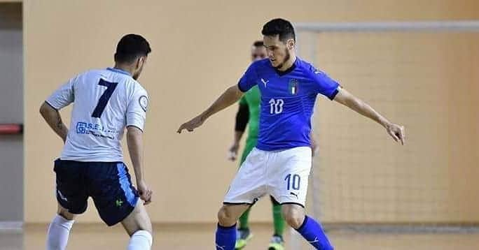 サッカーイタリア代表さんのインスタグラム写真 - (サッカーイタリア代表Instagram)「#Nazionale #Futsal🇮🇹 Prima l'Argentina🇦🇷, poi la Bosnia🇧🇦: i convocati di #Musti per le gare di aprile a #Pescara . Grande attesa per gli #Azzurri che scenderanno in campo con i campioni del mondo in carica dell'Argentina e la Bosnia. Il Ct Alessio Musti ha convocato 18 giocatori . L'elenco dei convocati . Portieri: Michele Miarelli (Italservice Pesaro), Francesco Molitierno (Lollo Caffè Napoli), Stefano Mammarella (AcquaeSapone Unigross) . Giocatori di movimento: Matteo Biscossi (S.S. Lazio), Mauro Castagna (Imolese Kaos 1919), Sergio Romano (Feldi Eboli), Giacomo Azzoni (Meta Catania Bricocity), Carmelo Musumeci (Meta Catania Bricocity), Paolo Cesaroni (Lollo Caffè Napoli), Massimo De Luca (Lollo Caffè Napoli), Diego Cavinato (Sporting Lisbona), Alex Merlim (Sporting Lisbona), Giuliano Fortini (Italservice Pesaro), Marcelinho (Italservice Pesaro), Julio De Oliveira (AcquaeSapone Unigross), Marco Ercolessi (AcquaeSapone Futsal), Murilo Ferreira (AcquaeSapone Unigross), Gabriele Ugherani (Todis Lido di Ostia) . Staff - Commissario tecnico: Alessio Musti; Capo delegazione: Andrea Montemurro; Segretario: Fabrizio Del Principe; Assistente allenatore: Gianfranco Angelini; Preparatore atletico: Valerio Viero; Preparatore dei portieri: Mauro Ceteroni; Video analista: Riccardo Manno; Medico: Nicola Pucci; Fisioterapisti: Diego Falanga e Vittorio Lo Senno . . #VivoAzzurro」4月1日 17時32分 - azzurri