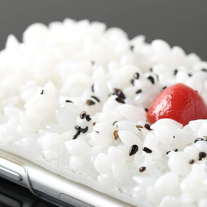 Hamee funさんのインスタグラム写真 - (Hamee funInstagram)「スワイプしてね👉﻿ 白米白米白米白米﻿ ﻿ 🍚最近、日本人のお米離れがおきているらしい﻿ ﻿ 🍚でも、やっぱから揚げにはお米﻿ ﻿ 🍚餃子にはお米﻿ ﻿ 🍚カレーにはお米﻿ ﻿ 🍚個人の感想です﻿ ﻿ 🍚白米を愛する人におくるiPhoneケース爆誕﻿ ﻿ 🍚ルビーのように美しい梅干﻿ ﻿ 🍚チャーミングに白米の上で踊るごま塩﻿ ﻿ 🍚すごくシンプルで﻿ ﻿ 🍚すごく美しい﻿ ﻿ 🍚日本人の食品サンプル職人が米１粒１粒を手作り﻿ ﻿ 🍚半端ないクオリティ﻿ ﻿ 🍚握ればいたいほどの米の感触﻿ ﻿ 🍚iPhoneをおかずに﻿ ﻿ 🍚めしあがれ﻿ ﻿ ━━━━━━━━━━━━━━━━━━━﻿﻿ ﻿﻿ 【商品情報】﻿﻿ ﻿﻿ 商品名：食品サンプルカバー(日の丸弁当)﻿ 販売価格(税込)：4,180円﻿ 発売元：Hamee株式会社﻿ ﻿ ━━━━━━━━━━━━━━━━━━━﻿﻿ ﻿﻿ ▼続きはWEBで！▼﻿ https://hameefun.jp/product/3516﻿ ﻿ @hamee_fun で検索　「食品サンプル」﻿ ━━━━━━━━━━━━━━━━━━━﻿ ﻿ ┏ #hameeマニア﻿ ┗━━━━━━━━━━━━━━━━━━﻿ hamee商品好きさんは「hameeマニア」のハッシュタグを付けて投稿してみてね！ご紹介させていただくかも！﻿ ﻿ #iphoneケース﻿﻿ #iphone8﻿﻿ #iphone7﻿﻿ #iphonecace﻿﻿ #スマホケース﻿﻿ #スマホカバー﻿﻿ #スマートフォンケース﻿﻿ #アイフォンカバー﻿﻿ #アイフォンケース﻿﻿ #おきがくらぶ﻿ #置き画くら部﻿ #置き画倶楽部﻿ #置き画コーデ﻿ #置き画クラブ﻿﻿ #食品サンプル #白米 #日の丸弁当 #梅干し #カリカリ梅 #ごましお #ごま塩 #ごま塩ごはん #ごはんとわたし #ごはんですよ #お弁当部 #ステンレス弁当箱 #お米大好き #お米好き #白米大好き」4月1日 17時35分 - hamee_fun