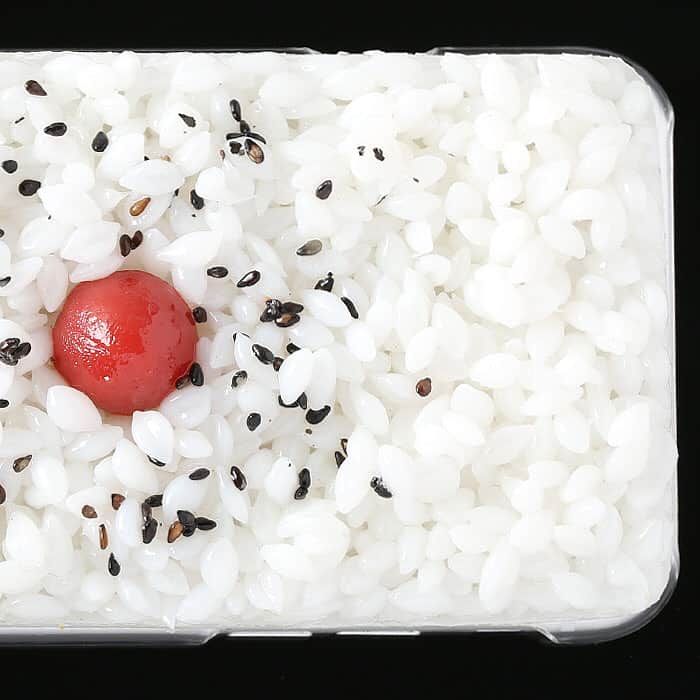 Hamee funさんのインスタグラム写真 - (Hamee funInstagram)「スワイプしてね👉﻿ 白米白米白米白米﻿ ﻿ 🍚最近、日本人のお米離れがおきているらしい﻿ ﻿ 🍚でも、やっぱから揚げにはお米﻿ ﻿ 🍚餃子にはお米﻿ ﻿ 🍚カレーにはお米﻿ ﻿ 🍚個人の感想です﻿ ﻿ 🍚白米を愛する人におくるiPhoneケース爆誕﻿ ﻿ 🍚ルビーのように美しい梅干﻿ ﻿ 🍚チャーミングに白米の上で踊るごま塩﻿ ﻿ 🍚すごくシンプルで﻿ ﻿ 🍚すごく美しい﻿ ﻿ 🍚日本人の食品サンプル職人が米１粒１粒を手作り﻿ ﻿ 🍚半端ないクオリティ﻿ ﻿ 🍚握ればいたいほどの米の感触﻿ ﻿ 🍚iPhoneをおかずに﻿ ﻿ 🍚めしあがれ﻿ ﻿ ━━━━━━━━━━━━━━━━━━━﻿﻿ ﻿﻿ 【商品情報】﻿﻿ ﻿﻿ 商品名：食品サンプルカバー(日の丸弁当)﻿ 販売価格(税込)：4,180円﻿ 発売元：Hamee株式会社﻿ ﻿ ━━━━━━━━━━━━━━━━━━━﻿﻿ ﻿﻿ ▼続きはWEBで！▼﻿ https://hameefun.jp/product/3516﻿ ﻿ @hamee_fun で検索　「食品サンプル」﻿ ━━━━━━━━━━━━━━━━━━━﻿ ﻿ ┏ #hameeマニア﻿ ┗━━━━━━━━━━━━━━━━━━﻿ hamee商品好きさんは「hameeマニア」のハッシュタグを付けて投稿してみてね！ご紹介させていただくかも！﻿ ﻿ #iphoneケース﻿﻿ #iphone8﻿﻿ #iphone7﻿﻿ #iphonecace﻿﻿ #スマホケース﻿﻿ #スマホカバー﻿﻿ #スマートフォンケース﻿﻿ #アイフォンカバー﻿﻿ #アイフォンケース﻿﻿ #おきがくらぶ﻿ #置き画くら部﻿ #置き画倶楽部﻿ #置き画コーデ﻿ #置き画クラブ﻿﻿ #食品サンプル #白米 #日の丸弁当 #梅干し #カリカリ梅 #ごましお #ごま塩 #ごま塩ごはん #ごはんとわたし #ごはんですよ #お弁当部 #ステンレス弁当箱 #お米大好き #お米好き #白米大好き」4月1日 17時35分 - hamee_fun