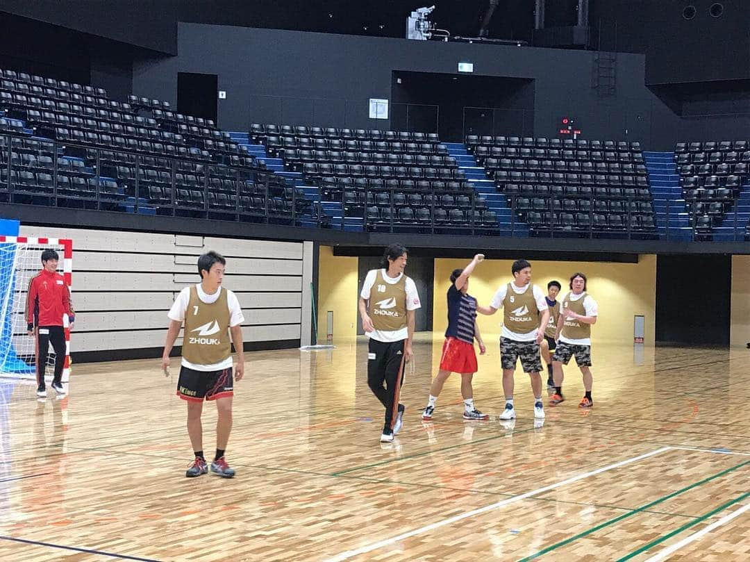 宮崎大輔さんのインスタグラム写真 - (宮崎大輔Instagram)「福岡県でキングスカップに参加してきました❗️ 久しぶりに岩本監督とプレー‼️大崎最後に一緒にプレーできて良かった😁 松中さんありがとう😊  #ハンドボール #handball #bennu #大崎電気 #宮崎大輔 #日本体育大学」4月1日 17時33分 - daisuke7_official