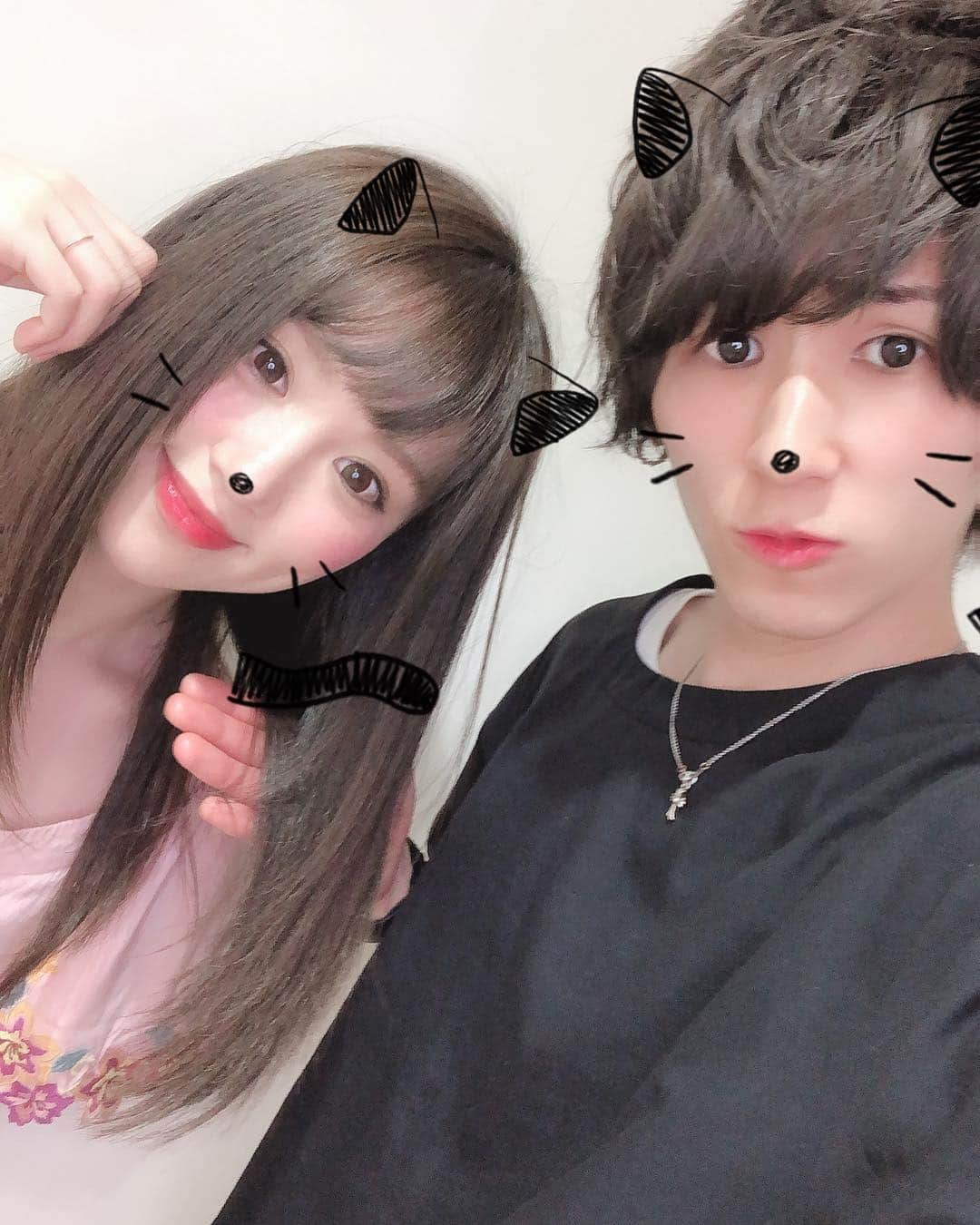 河瀬鮎美のインスタグラム：「いつものふーまくん💇‍♀️✨ 毎回お気に入りカラーにしてくれる!❤️しかも今回はまだ発売されてないトリートメントを先行でしてくれたんだけど、それもめっちゃよかった😂👉‼️私は髪質がコンプレックス級に悩みなんだけど、誰ってくらいサラサラになった😂💕まだ詳しくは書けないのだけどほんとオススメ🥺❤️ #髪質整形#トリートメント#髪#美容院#サラサラ」